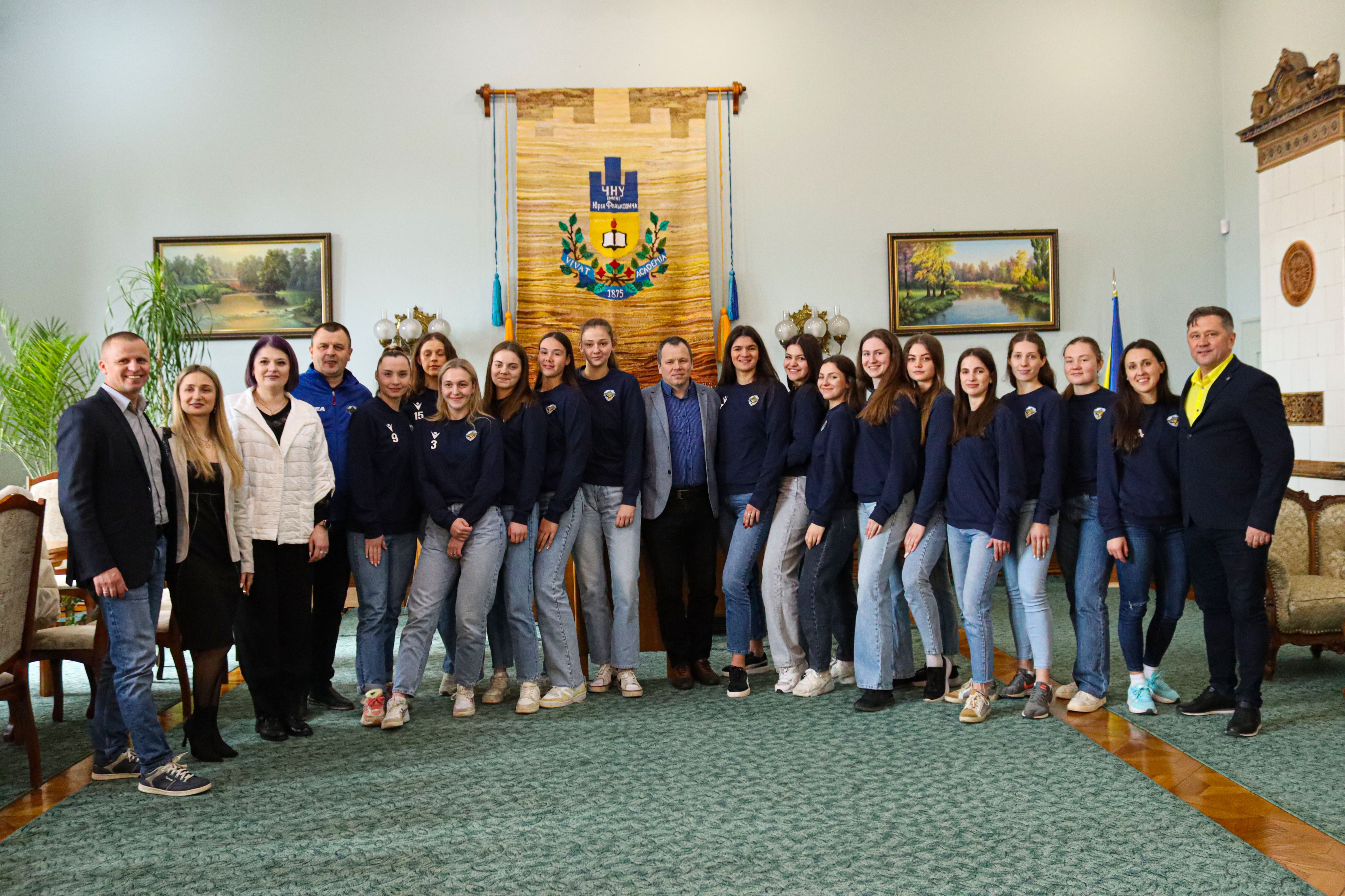 Зустріч ректора з командою «Воллейбук-ЧНУ-ЧОДЮСШ»: щирий діалог про виклики, мотивацію та життя у спорті