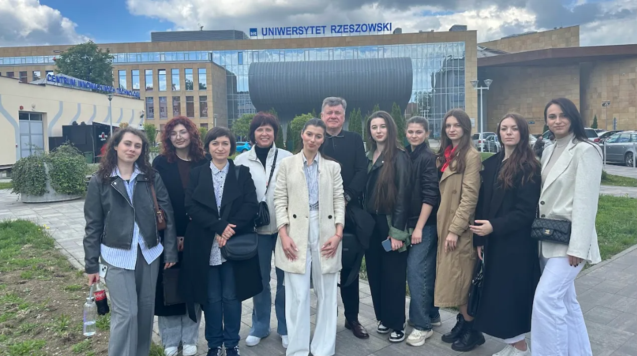 Викладачі та студентки кафедри журналістики ЧНУ ім. Ю. Федьковича пройшли практику та наукове стажування у Жешувському університеті (Польща)