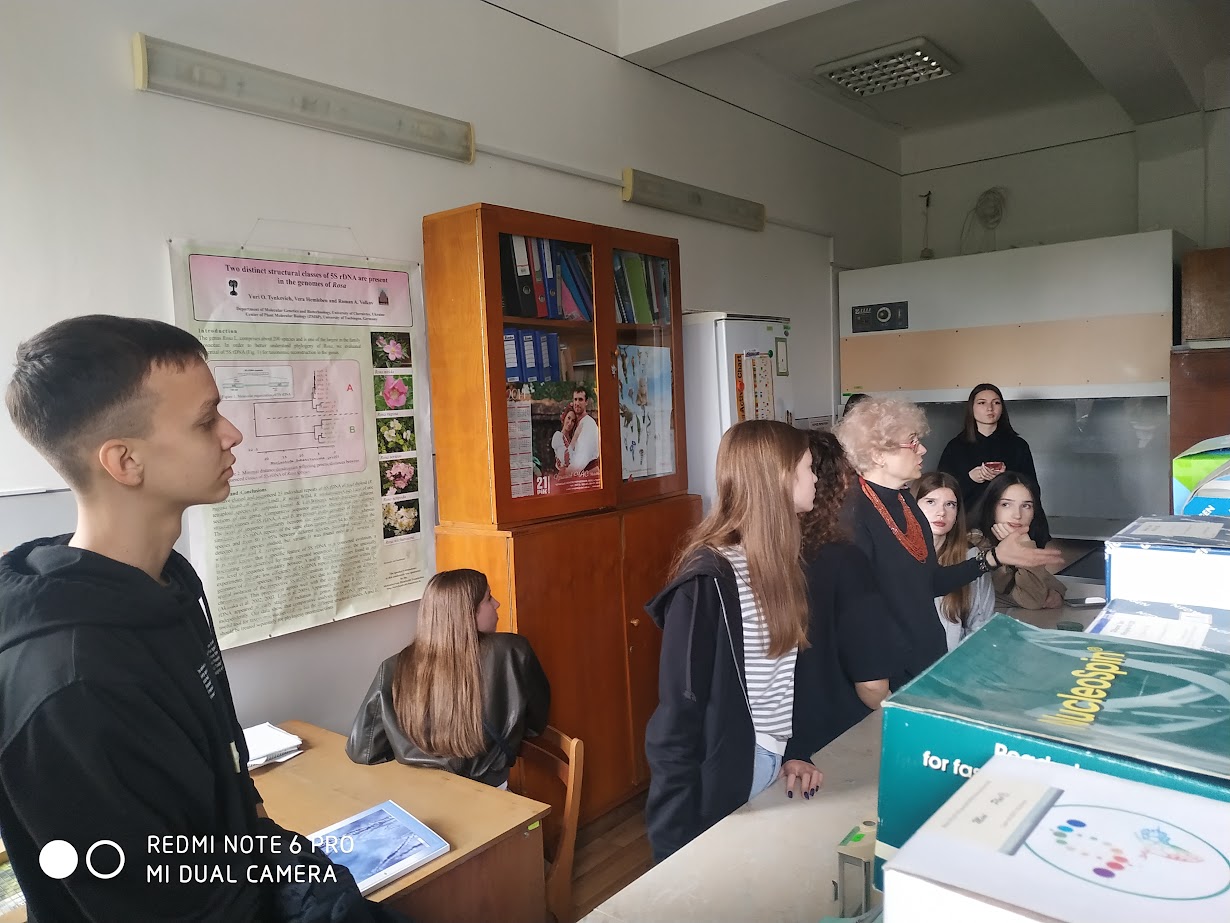 Дослідницький день для школярів: ліцеїсти Чернівців відвідали лабораторію біотехнології рослин культур in vitro