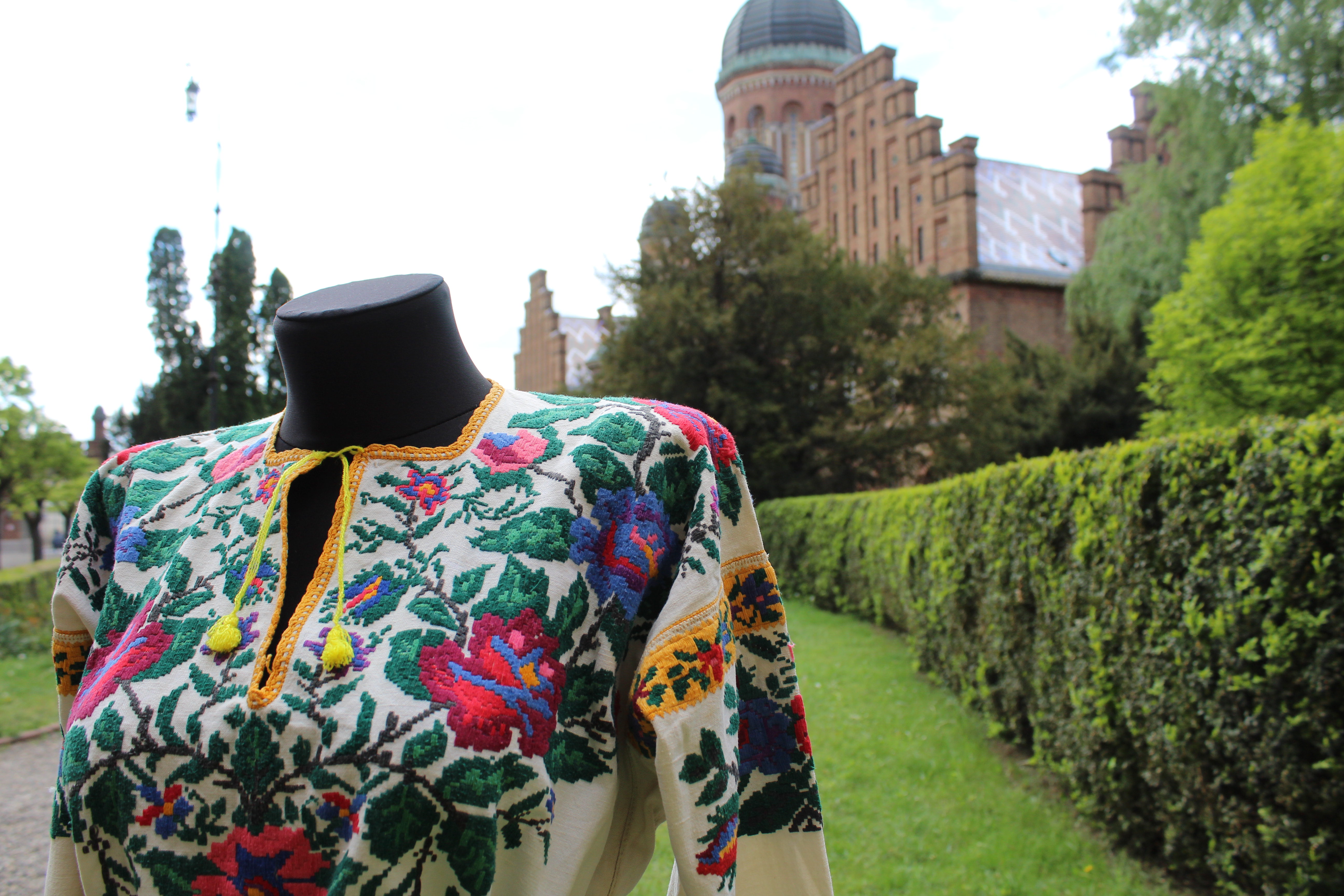 До Всесвітнього дня вишиванки в ЧНУ відкрито виставку старовинних сорочок