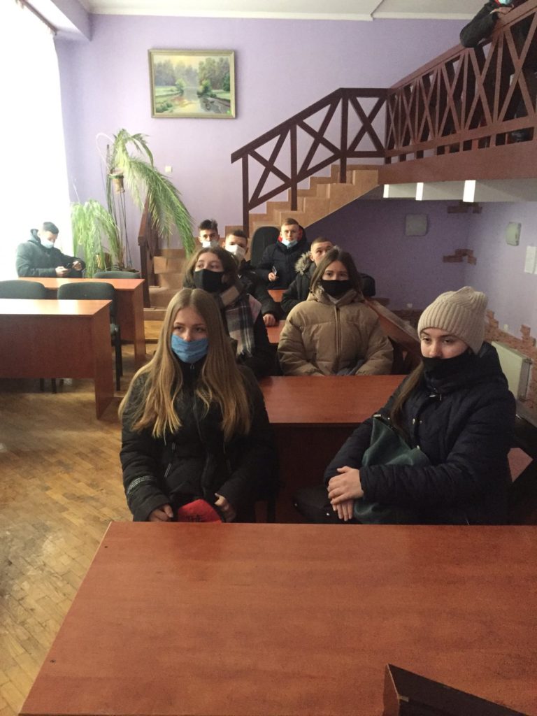 З сьогоднішнього дня студенти стали читачами величезного бібліографічного фонду наукової бібліотеки, яка стане їм у пригоді під нас навчання у нашому прекрасному ЗВО