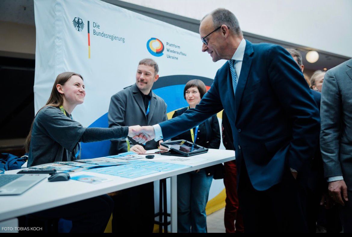 Фрідріх Мерц підійшов до стенду Deutsche Welle Akademie, де працювала Лілія Шутяк