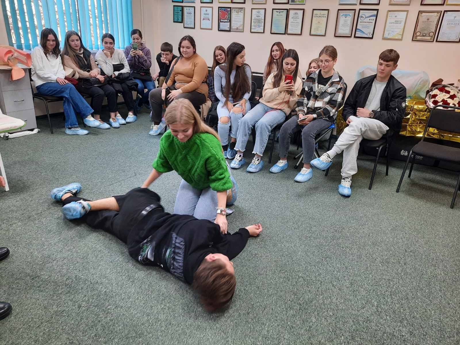 Перекладання постраждалого в бокове положення