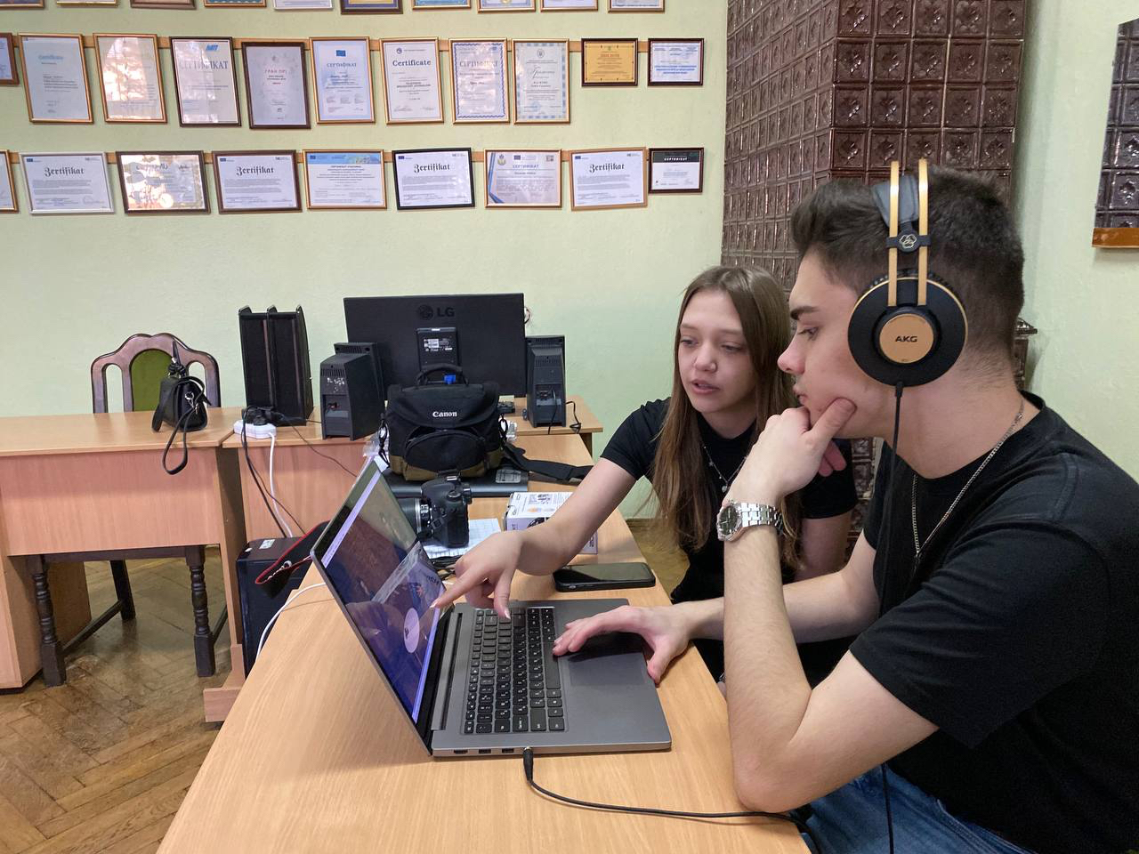 Студенти-журналісти перевіряють результат відеоподкасту про волонтерство