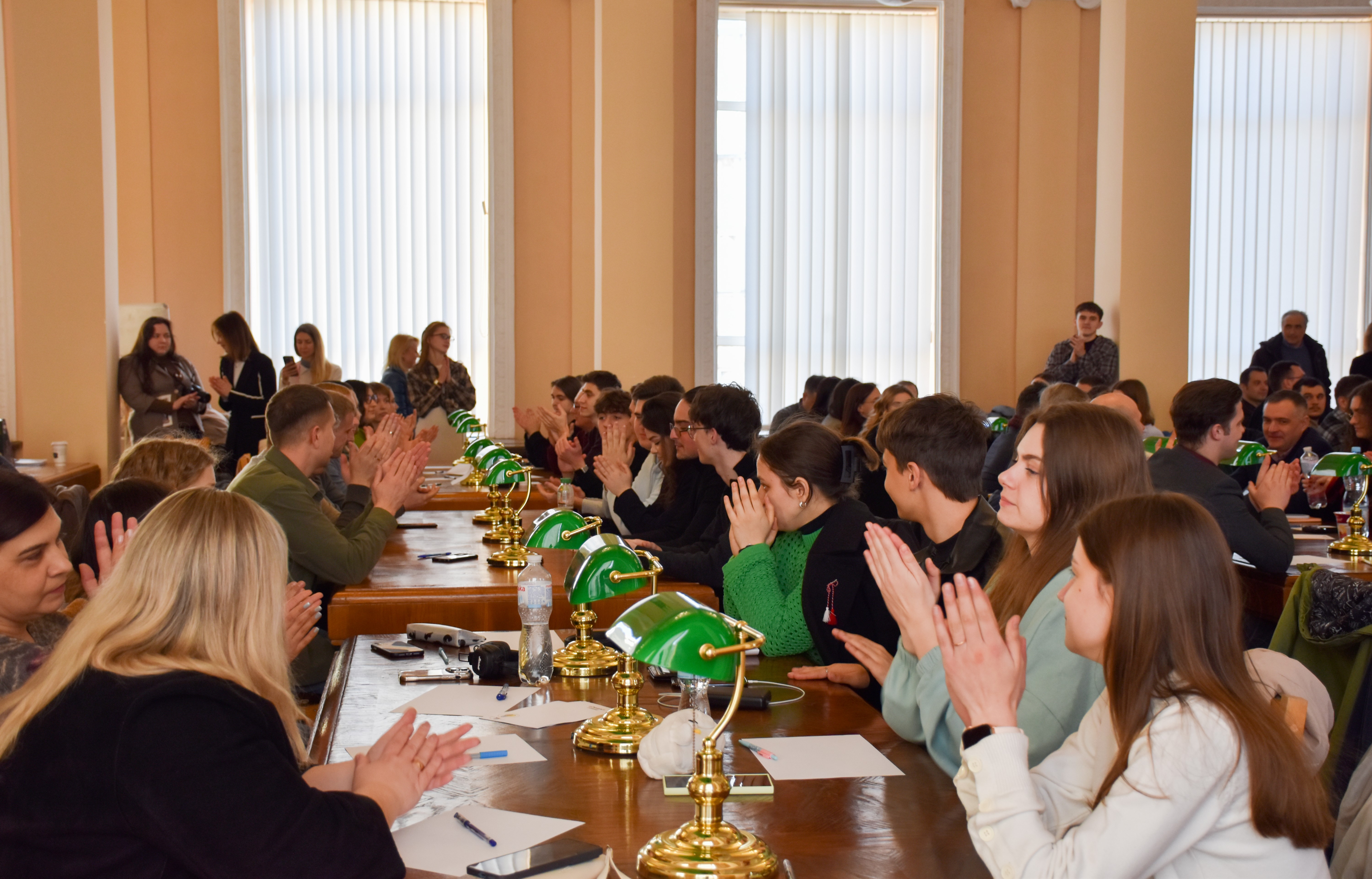 Інтелектуальний турнір «Ігри розуму» зібрав 12 команд та 14 тисяч гривень на підтримку ЗСУ 