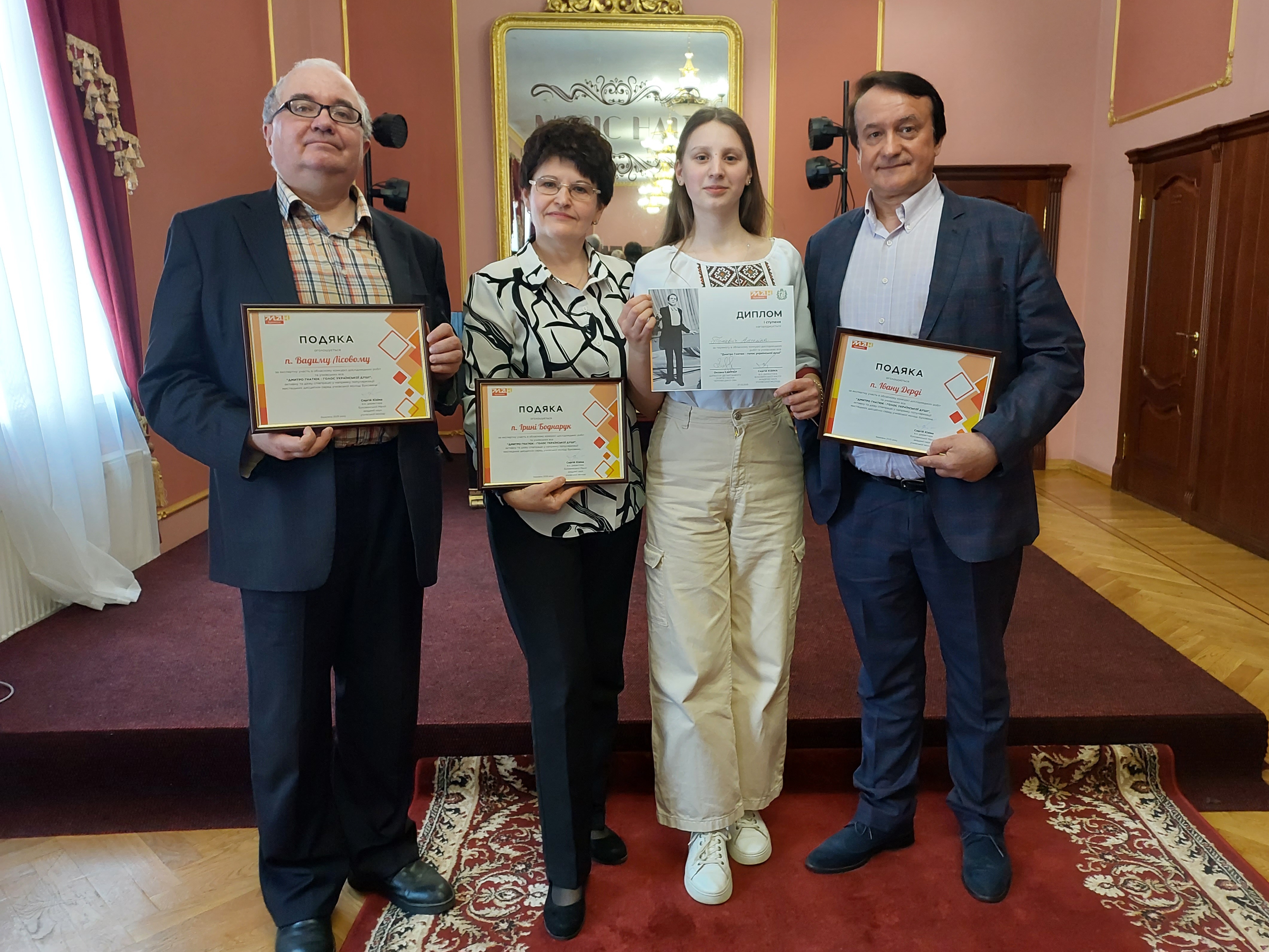 Члени журі з переможницею секції науково-дослідницьких проєктів Ангеліною Тонієвич (І місце)