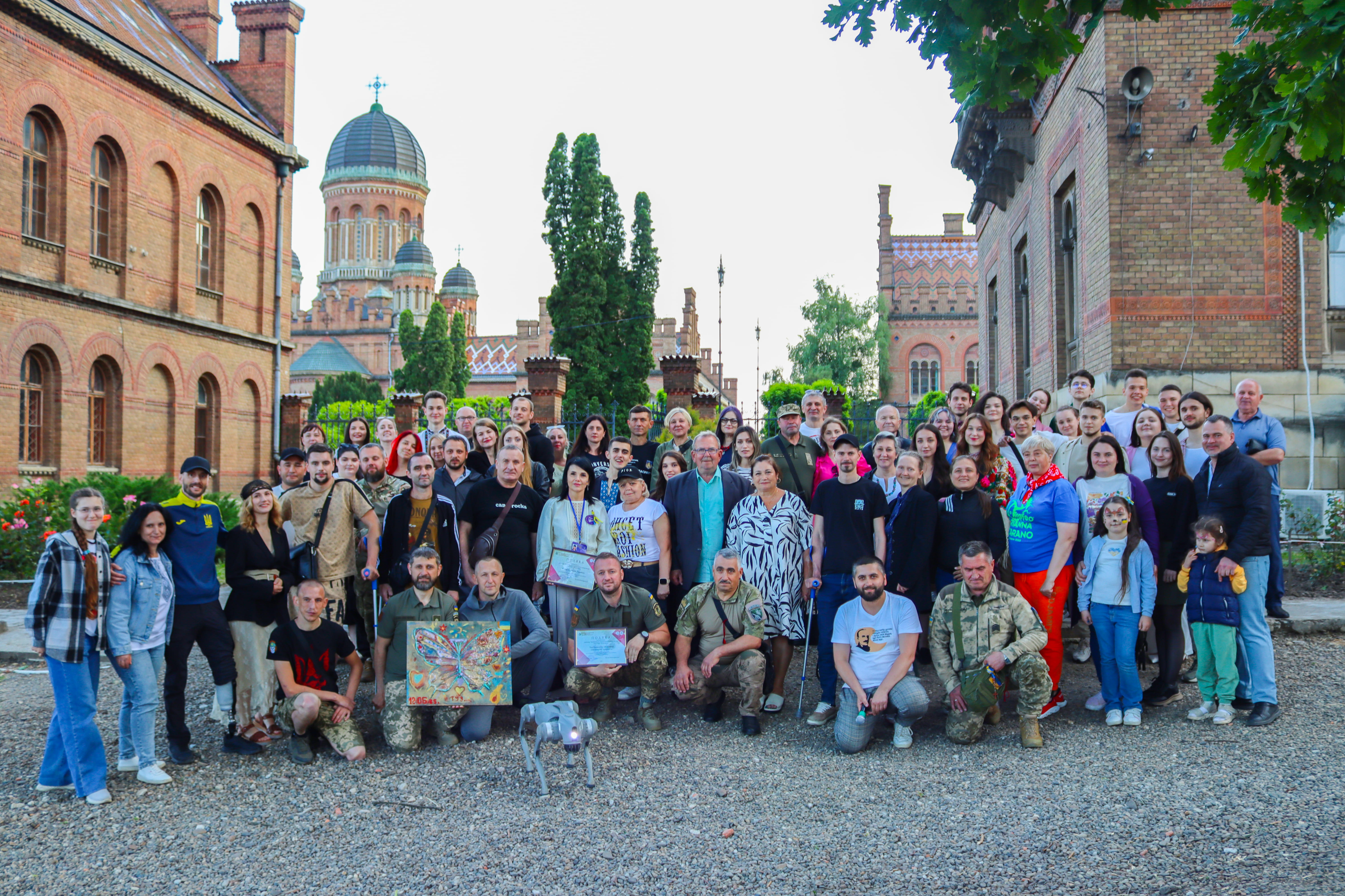 «Я у мами волонтер 4.0»: ЧНУ об’єднав військових, волонтерів і митців