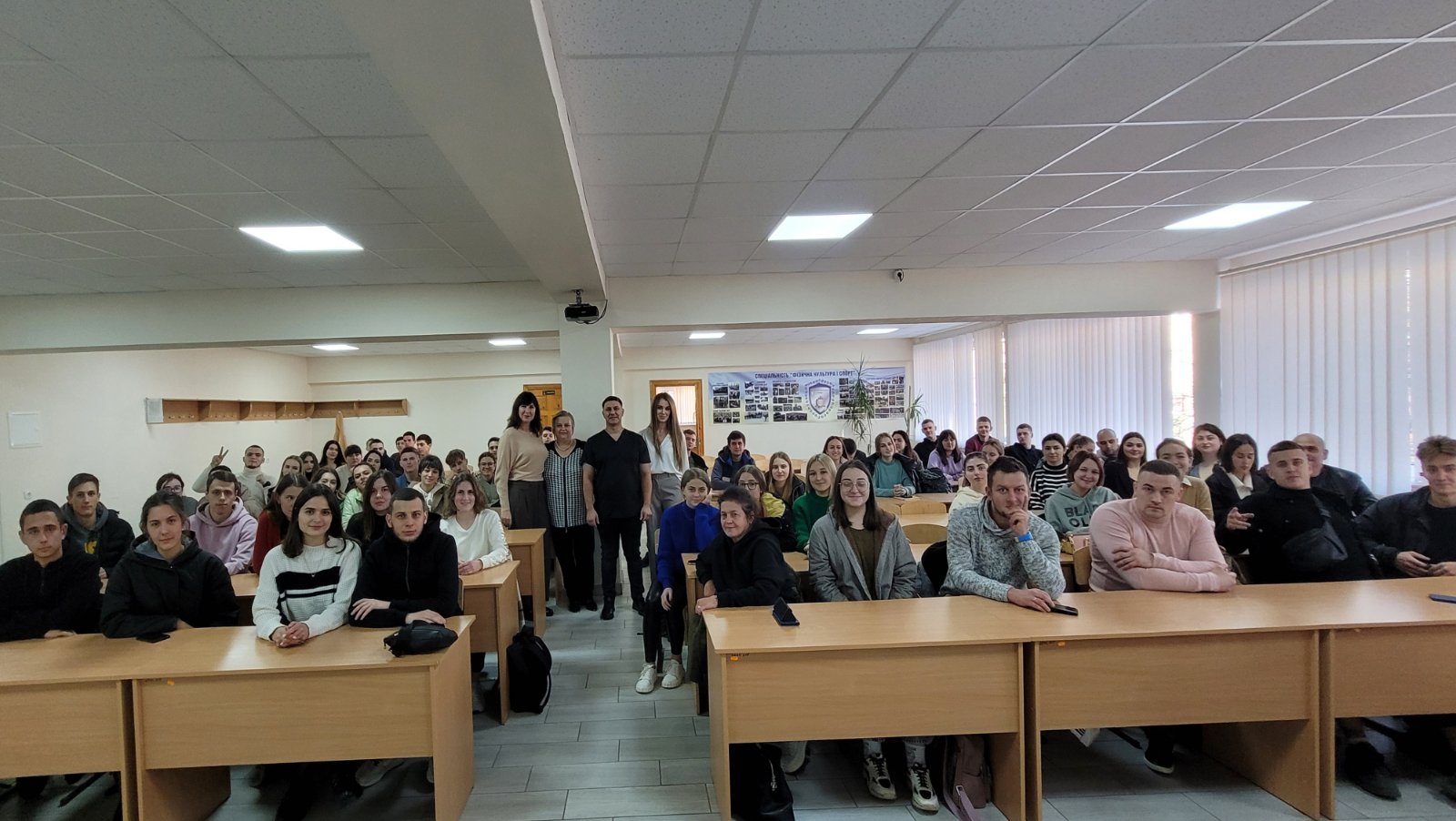 До “Неділі боротьби з інсультом” у четвер, 3.11 о 14.00 в актовому залі пройшов майстер-клас ” Нейроміофасціальний масаж обличчя після інсульту”.