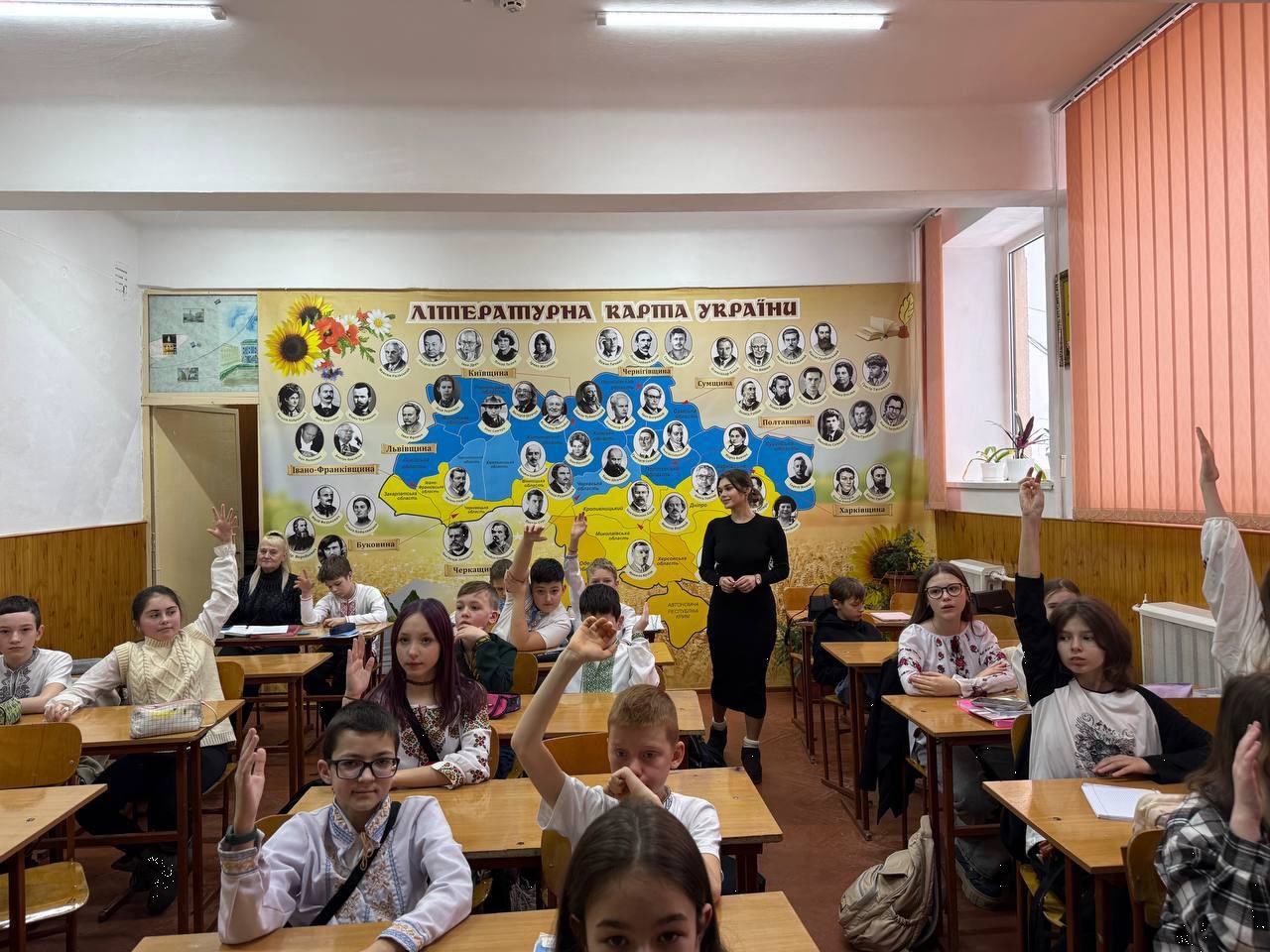 ВІД УНІВЕРСИТЕТСЬКОЇ ОСВІТИ ДО РОБОТИ ВЧИТЕЛЯ В ШКОЛІ. СТУДЕНТИ-ПРАКТИКАНТИ В РОЛІ АМБАСАДОРІВ ЧНУ