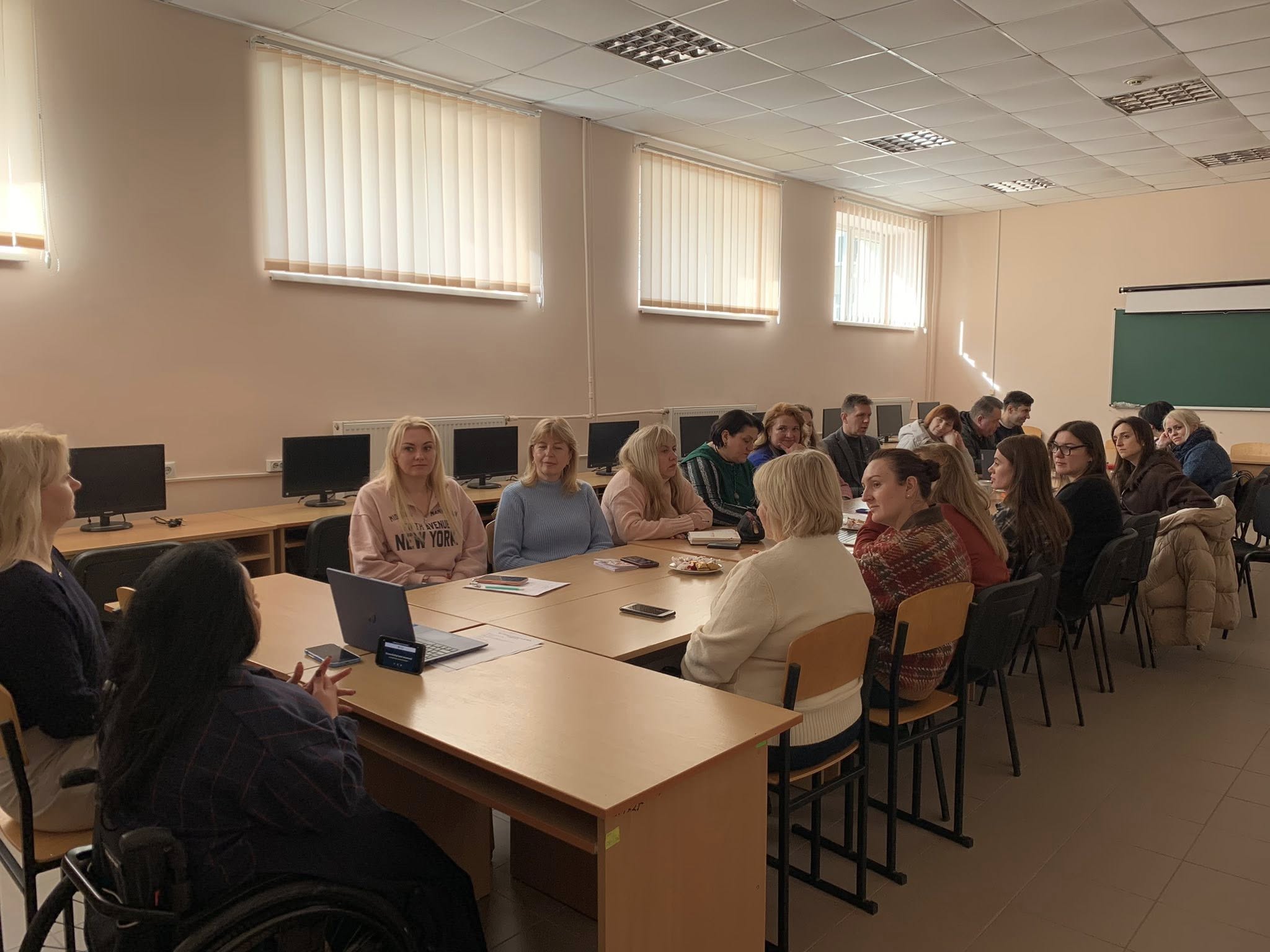 Участь викладачів у семінарі на тему: "Безбар'єрна комунікація для працівників закладів освіти"