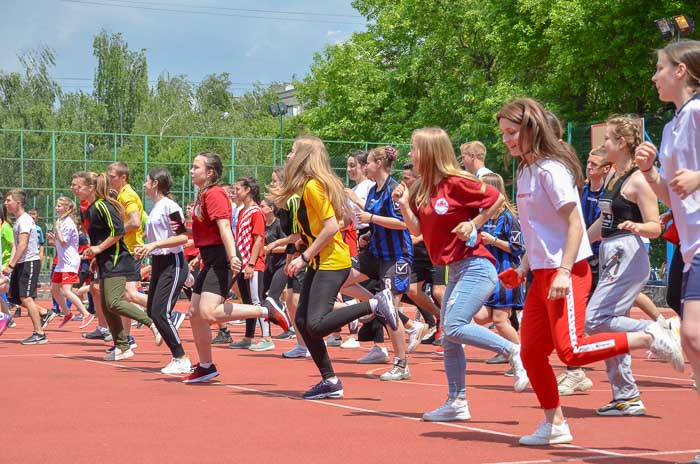 Захід відбувся за участі 18 шкіл Чернівецької області, а в ролі волонтерів були студенти нашої спеціальності “Середня освіта (фізична культура)”. Під час свята школярі змагалися в цікавих естафетах, взяли участь в масовому танцювальному флешмобі та отримали нових друзів.