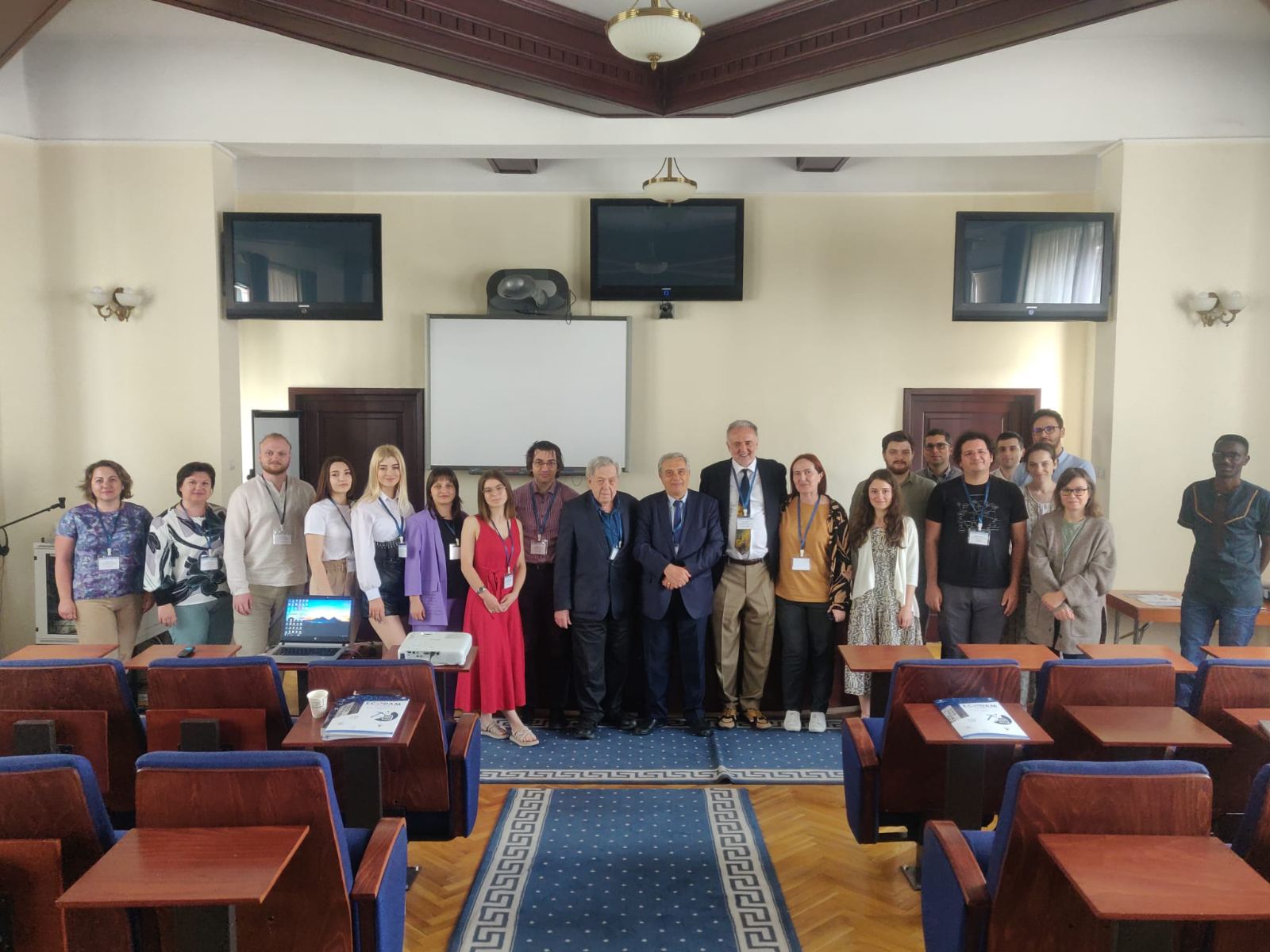 Всі учасники школи, приміщення Фердинанд Холл. Центральний корпус Університета
