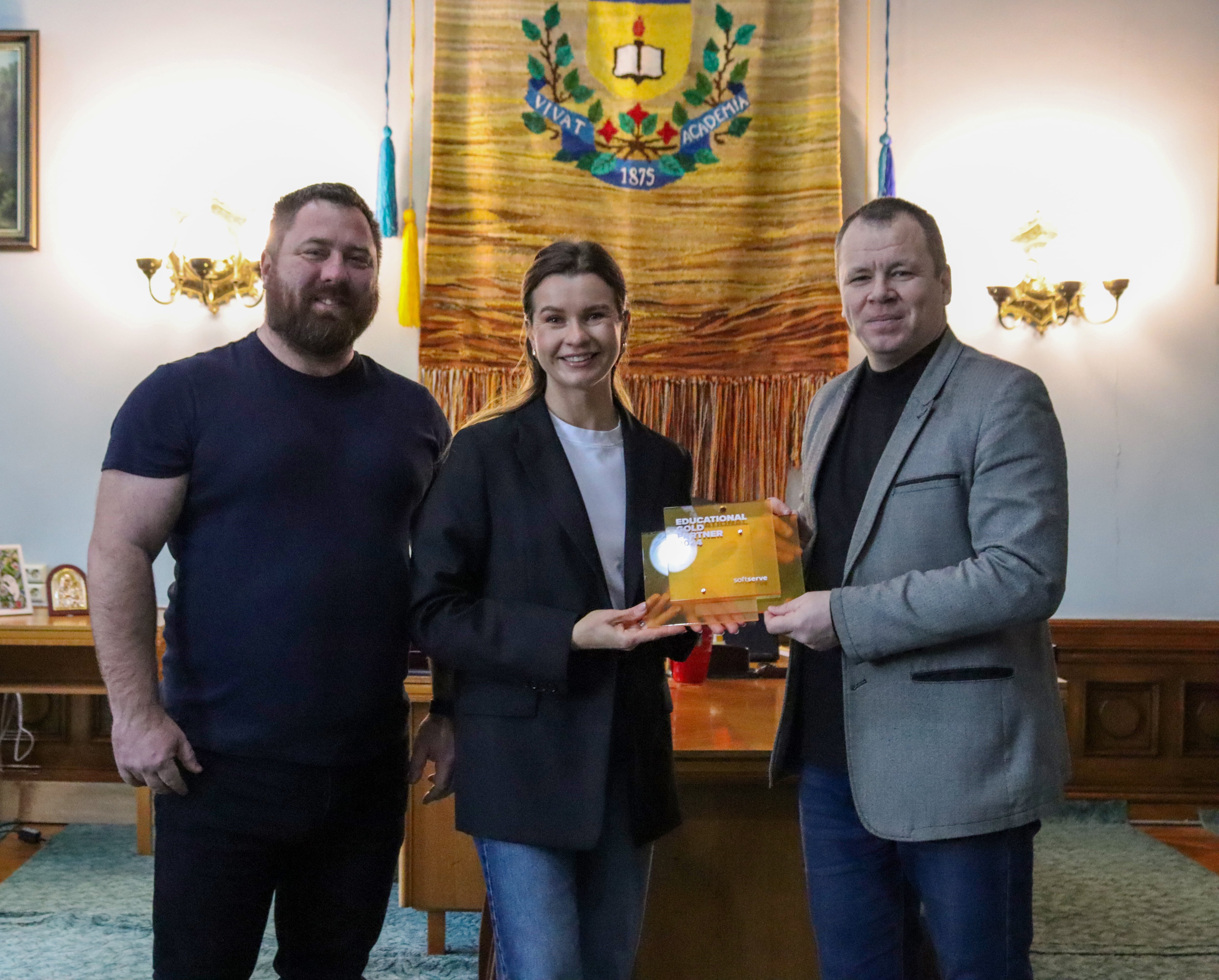 Чернівецький національний університет імені Юрія Федьковича отримав відзнаку від компанії SoftServe "Золотий освітній партнер"