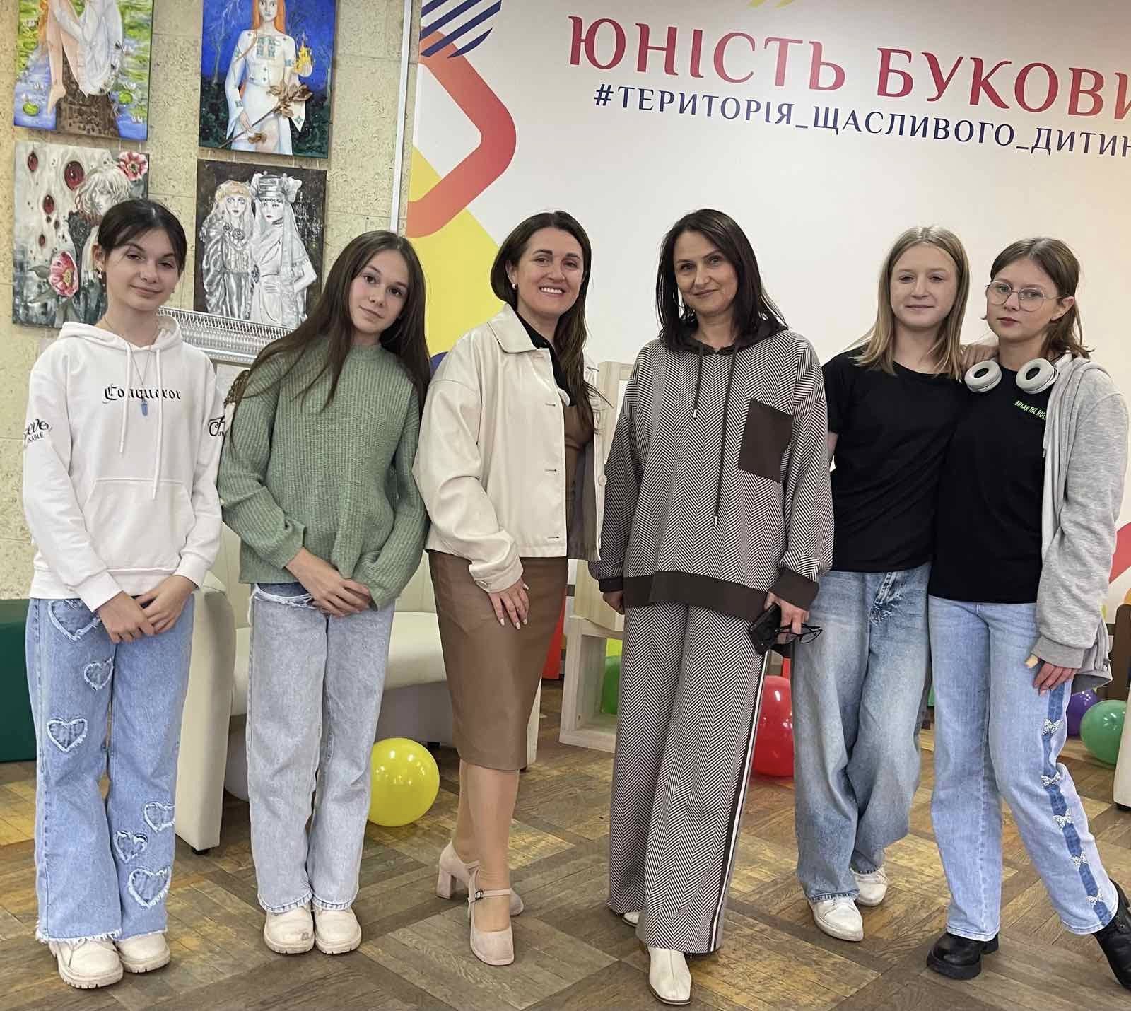 Презентація дитячої збірки Людмили Гатрич «Бабусині віршики» / «Мрії кольору щастя»