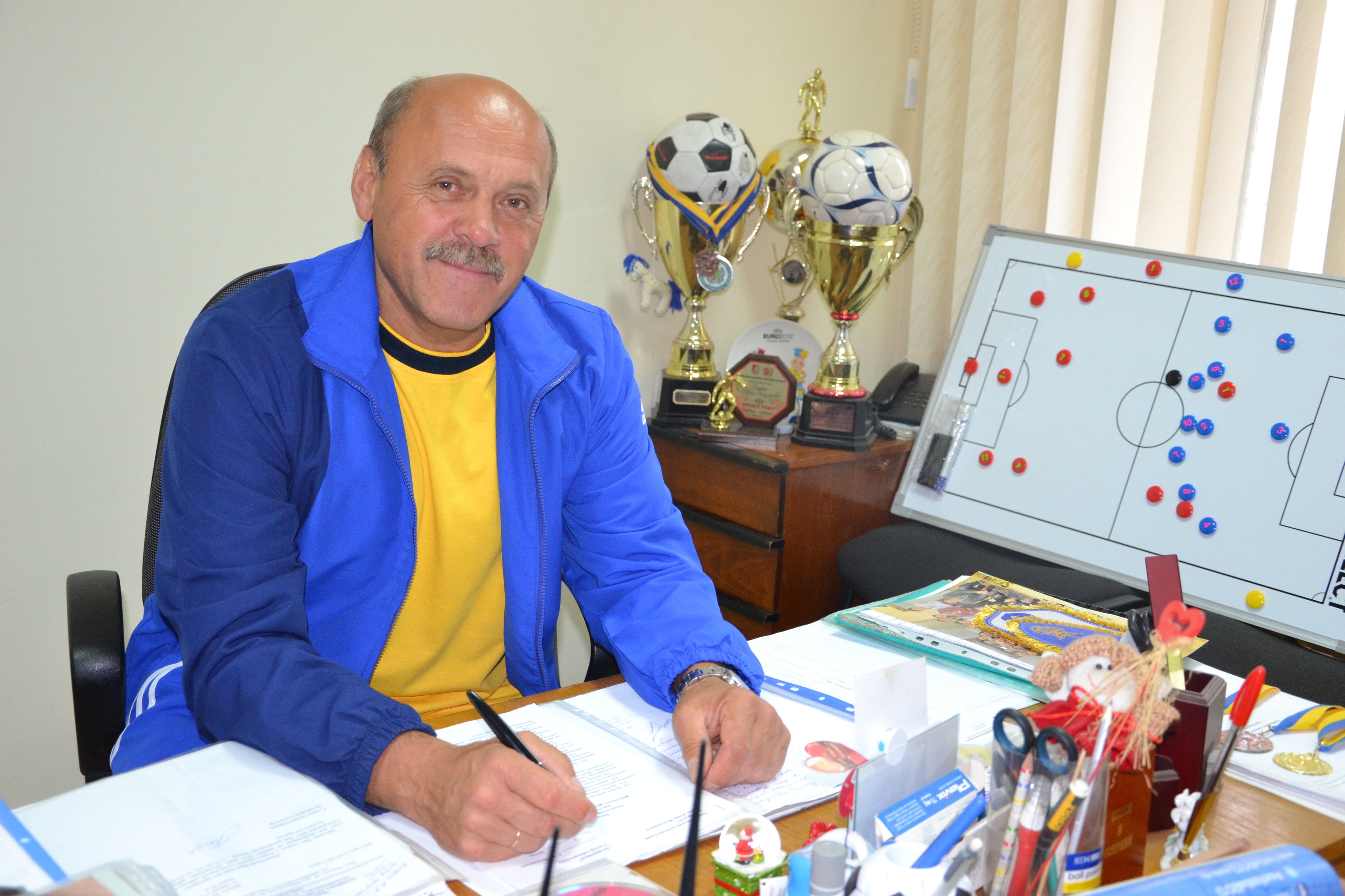 Ювілей легенди: на Вченій раді факультету ФКСР урочисто привітали професора Миколу Осадця