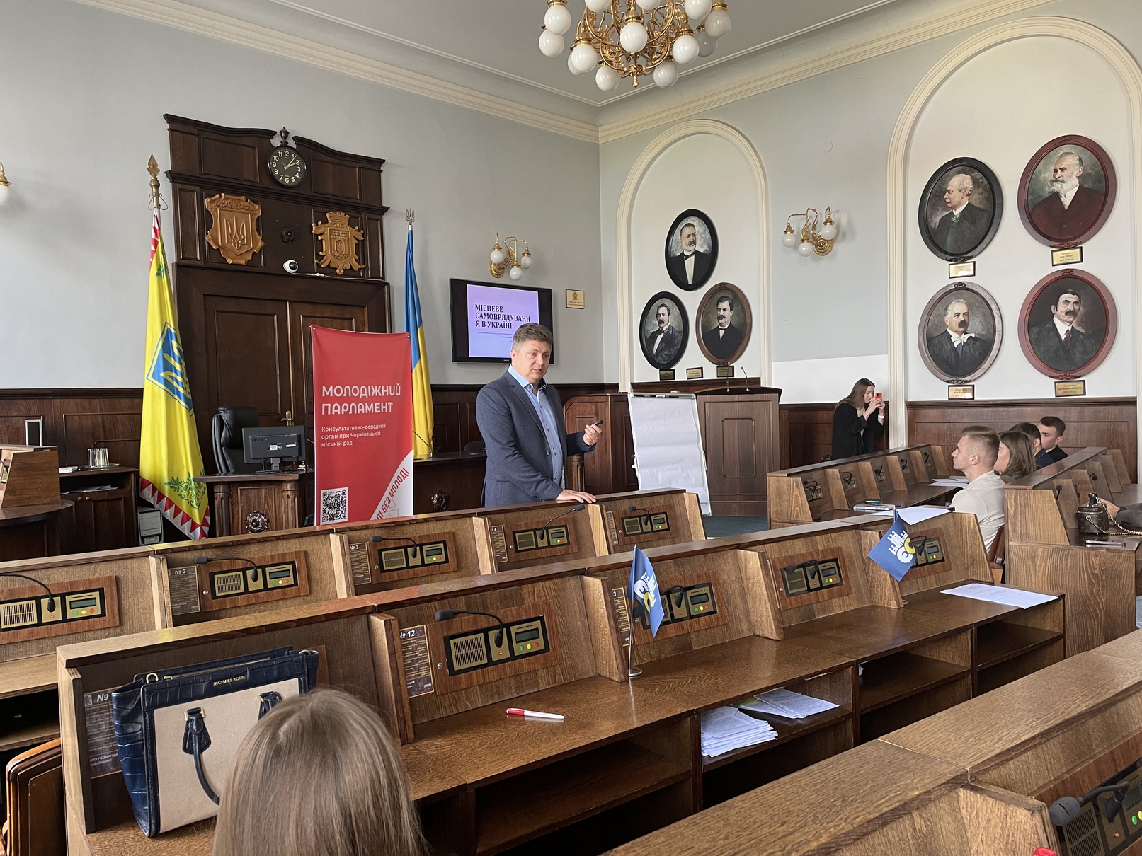 Лекція для стажистів у Чернівецькій міській раді