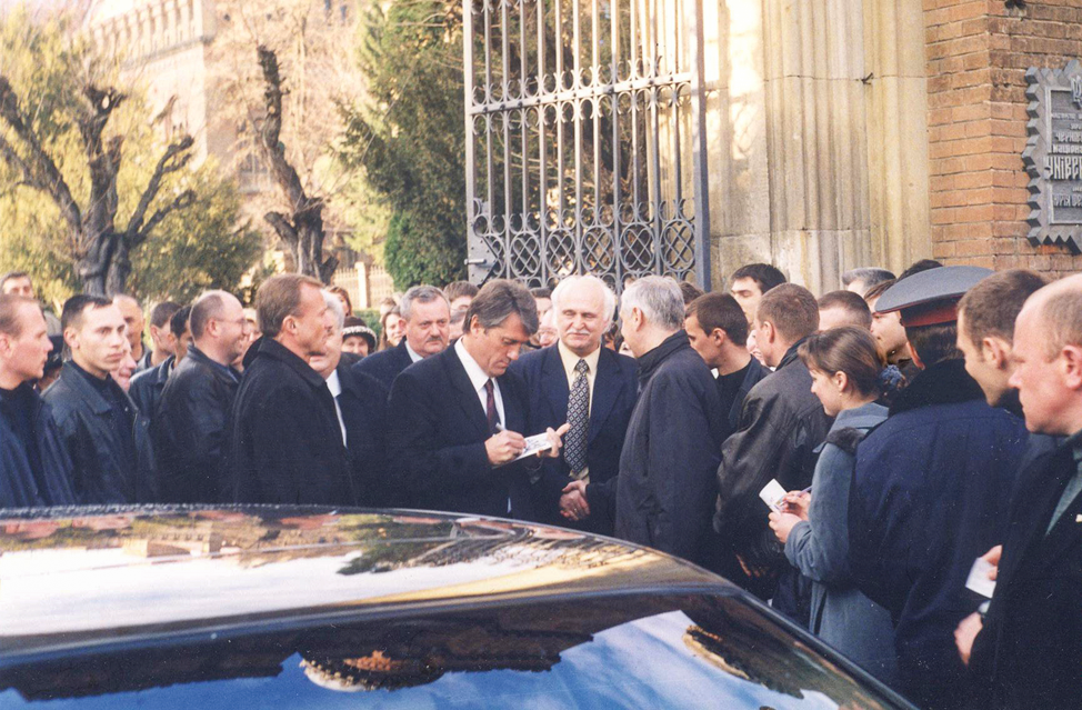 2002 р. Зустріч з Віктором Ющенком, лідером блоку „Наша Україна”, під час кампанії виборів до Верховної ради