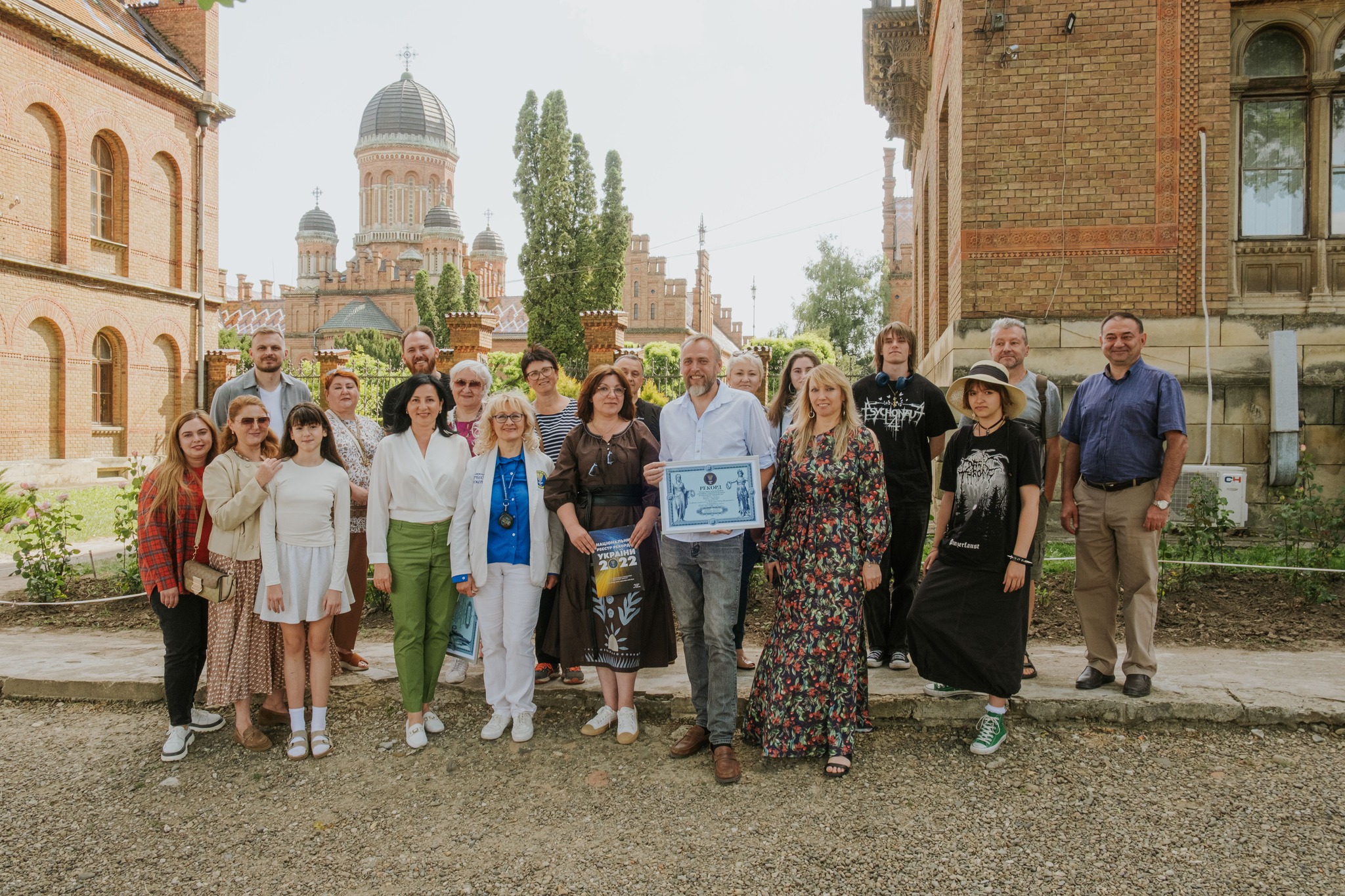 Студенти й викладач ЧНУ ініціювали рекорд України: бруківка Чернівців — найдовша в країні