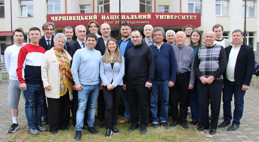 Загальне фото всіх співробітників кафедри (викладачі, допоміжний персонал та аспіранти).