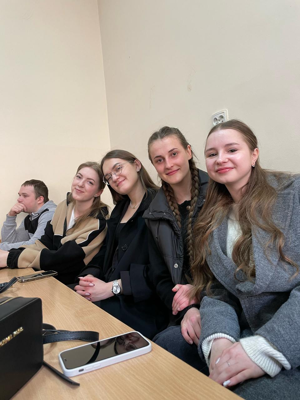 Поки друзі доповідають - на останній парті можна тихенько зробити селфі