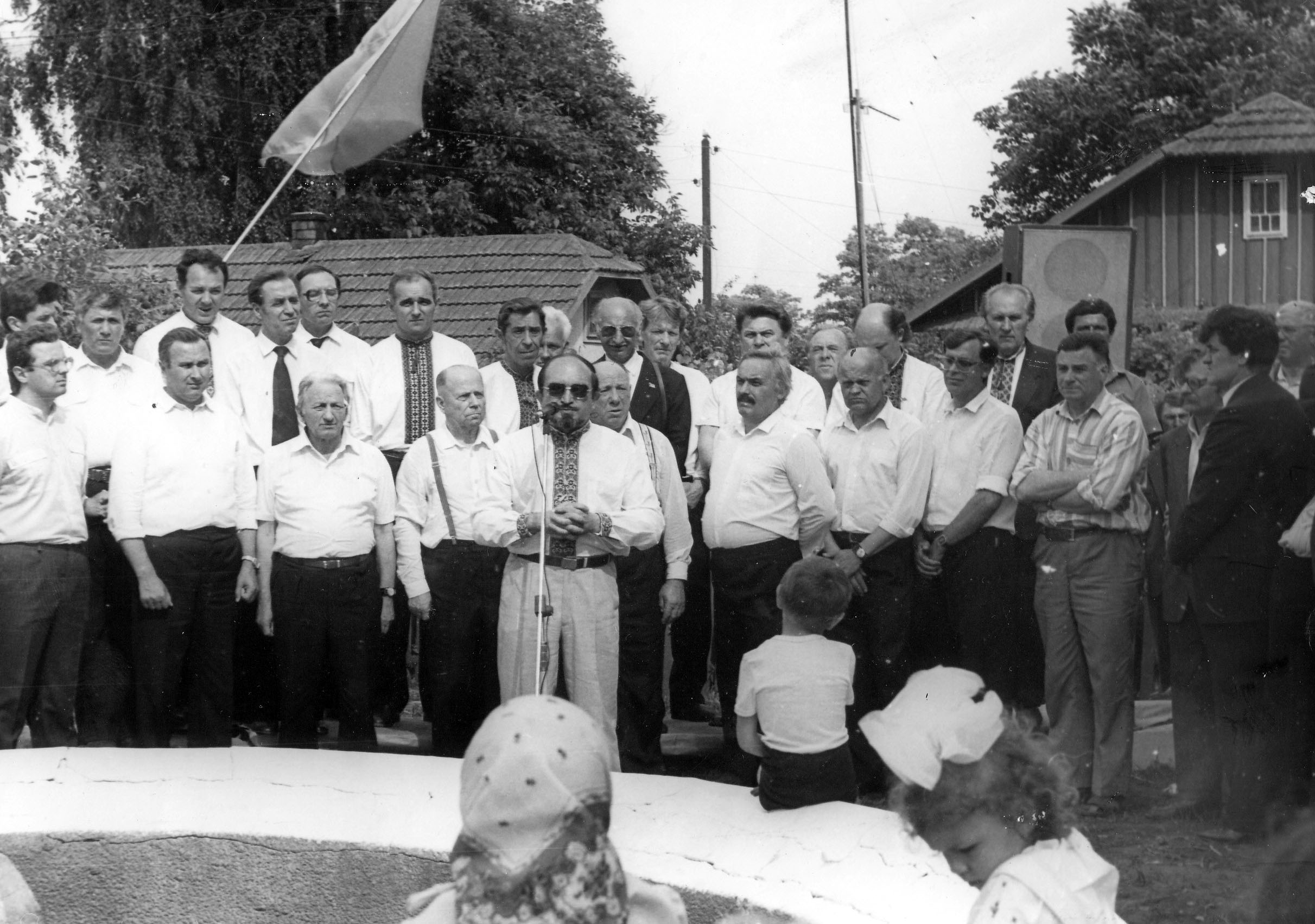 1991 рік. Виступ перед мешканцями села Вікно Заставнівського району Буковини. Слово має професор Тарас Кияк.