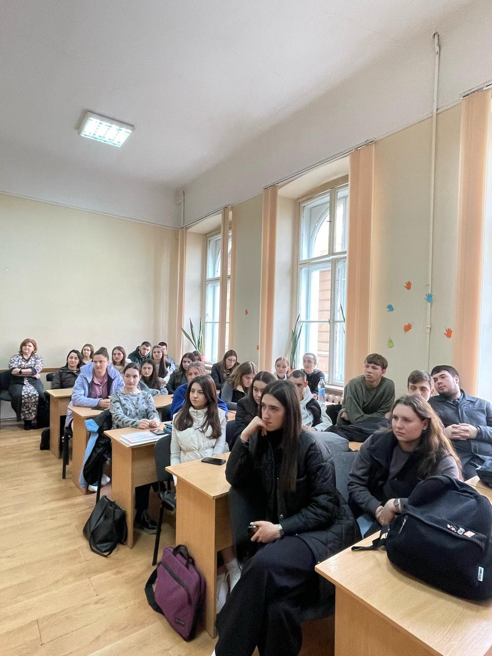 Молодші студенти уважно слухають розповіді четвертокурсників
