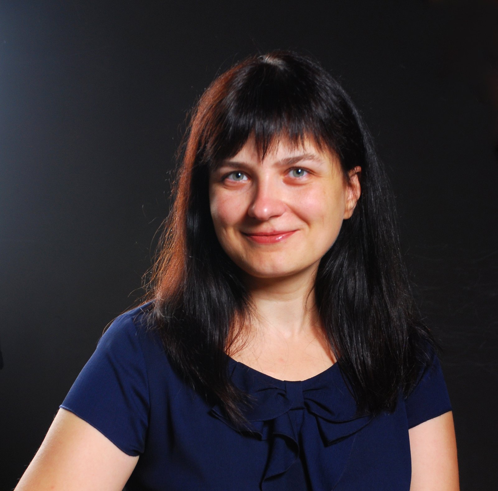 Юлія Микосянчик. Старший науковий співробітник Чернівецького літературно-меморіального музею Ольги Кобилянської, член Національної спілки краєзнавців України, лауреат обласної премії імені Олекси Романця