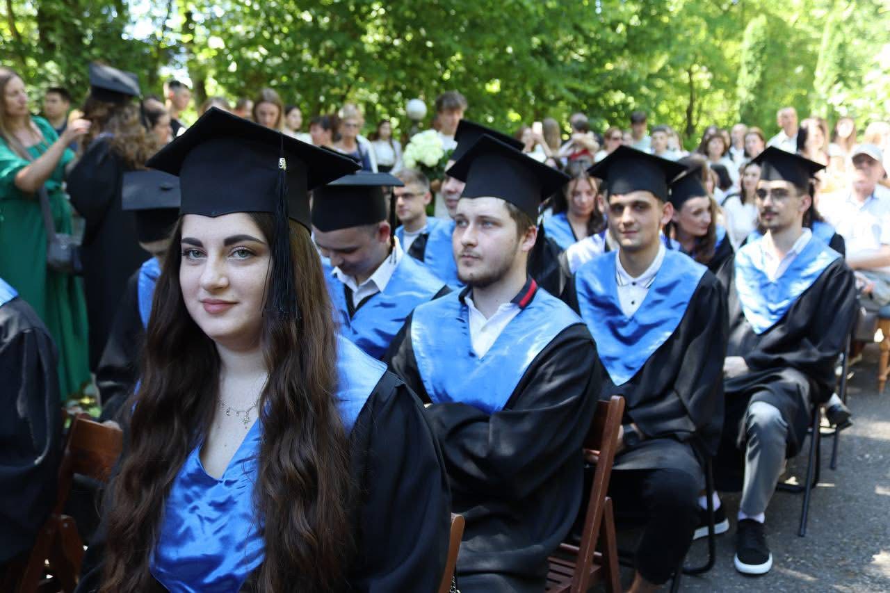 урочисте вручення дипломів бакалавра випускникам Факультету архітектури, будівництва та декоративно-прикладного мистецтва.