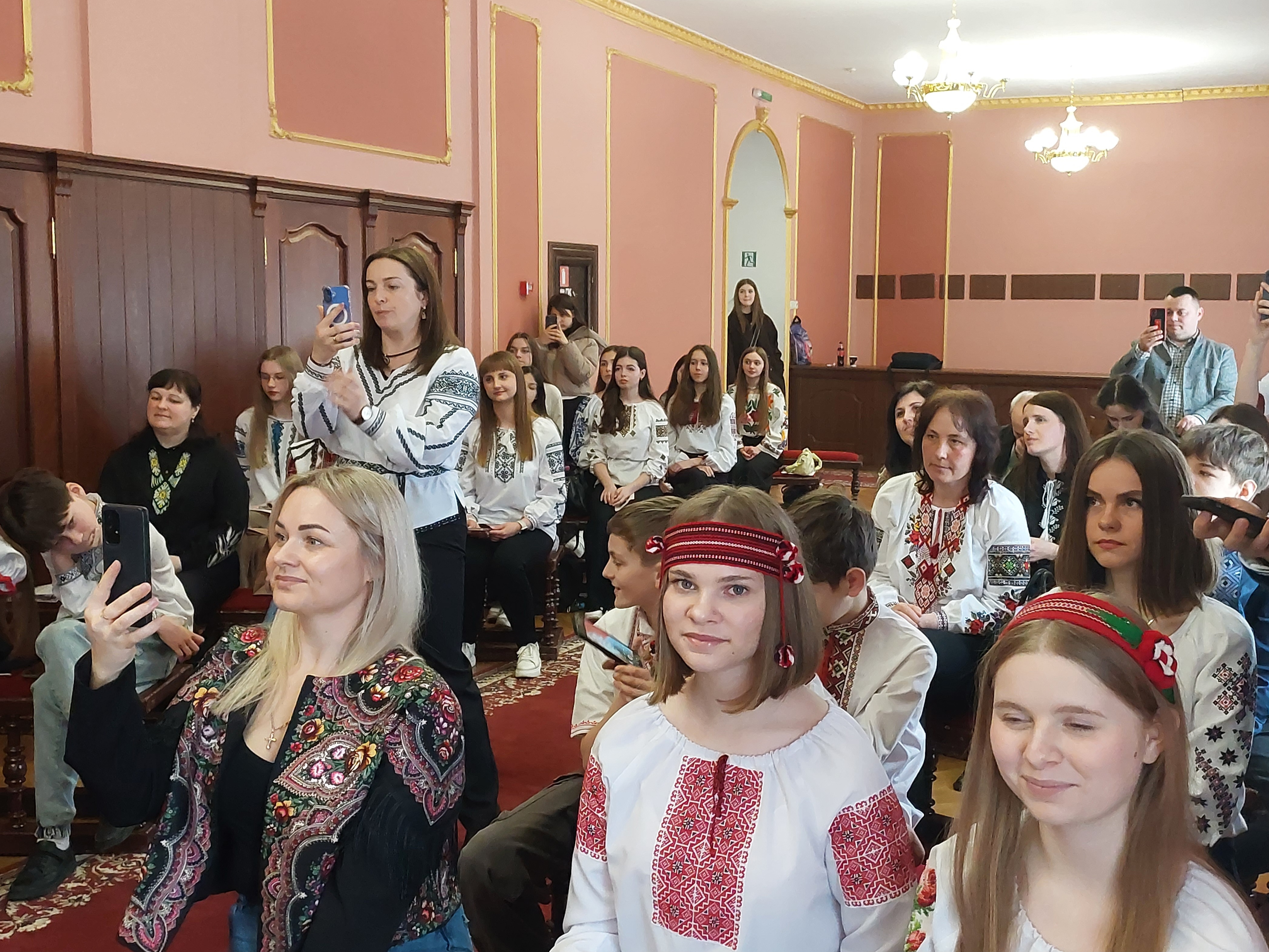 Учасники заходу в мюзик-холі Чернівецької обласної філармонії імені Дмитра Гнатюка