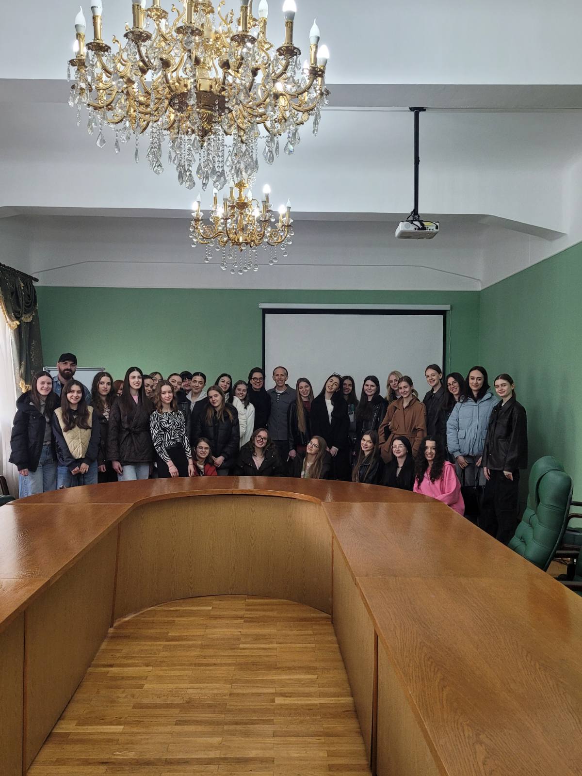 28 квітня 2026 р. студенти кафедри лінгвістики та перекладу мали нагоду поспілкуватися з відомим режисером-оператором документального кіно, членом команди Docutribe американцем Аланом Віксом.