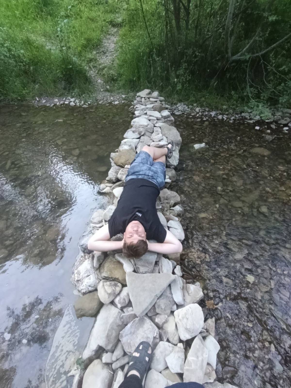 Річка Петрівець та штучна загата, гарне місце для відпочинку