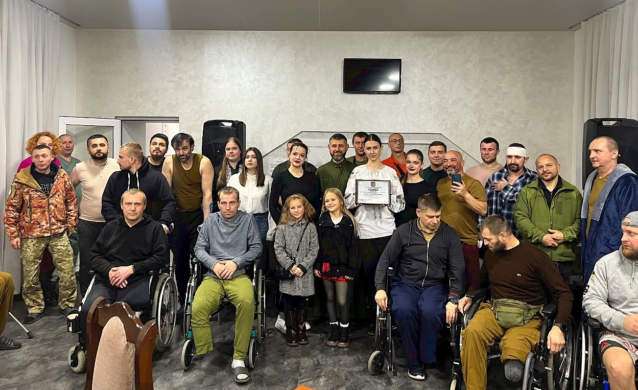 Центр культури та дозвілля студентів ЧНУ завітав до військових у госпіталь із концертом і подарунками