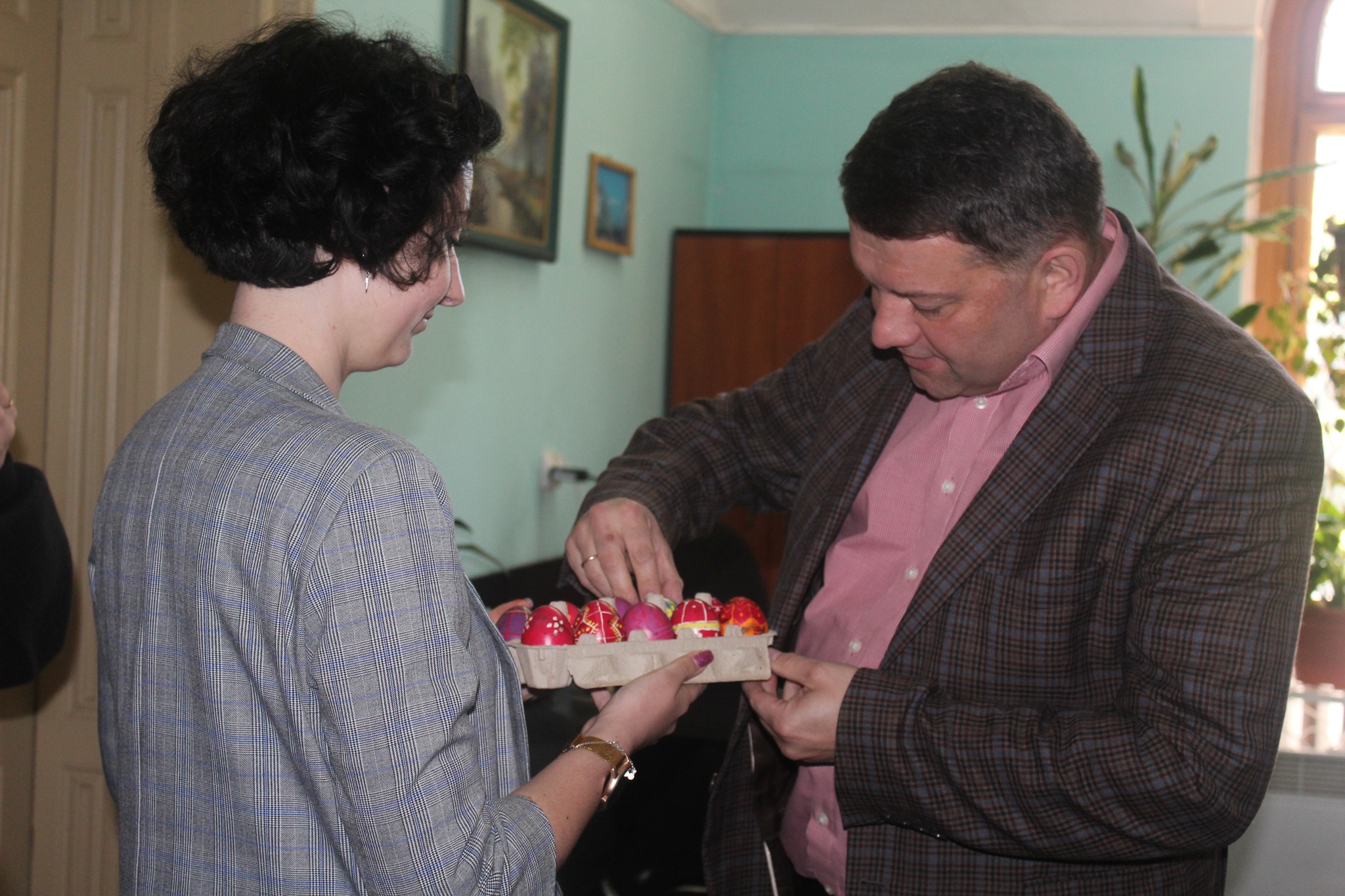 Декан географічного факультету обирає кращу писанку
