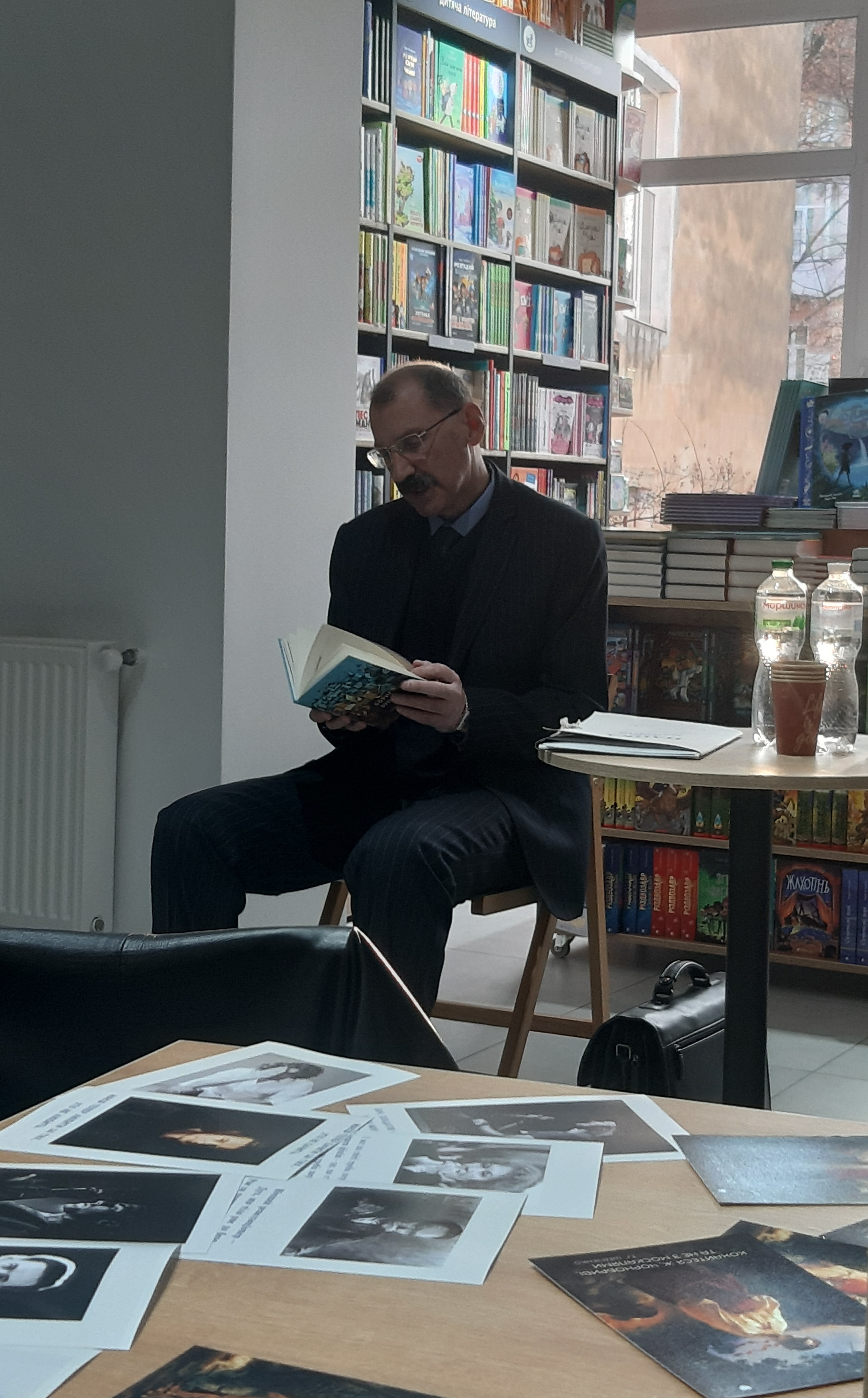 Борис Бунчук на літературнику "NOCTURNE" у книгарні "Є". 29.11.2023