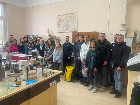 Бінарне практичне заняття для студентів спеціальності 076 «Підприємництво, торгівля та біржова діяльність» в лабораторії кафедри хімії та експертизи харчової продукції інституту біології, хімії та біоресурсів ЧНУ