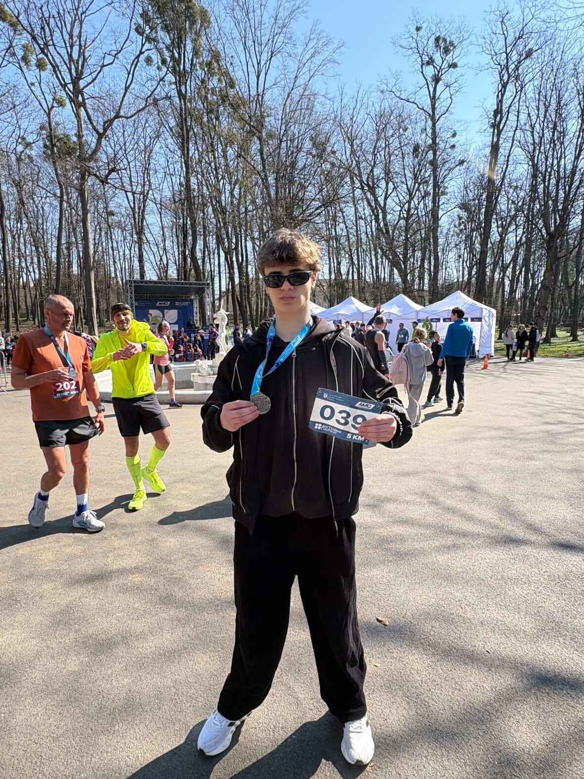 🏃‍♂️ Студент кафедри бізнесу та управління персоналом Ростислав Попович серед учасників «Чернівецького забігу»!