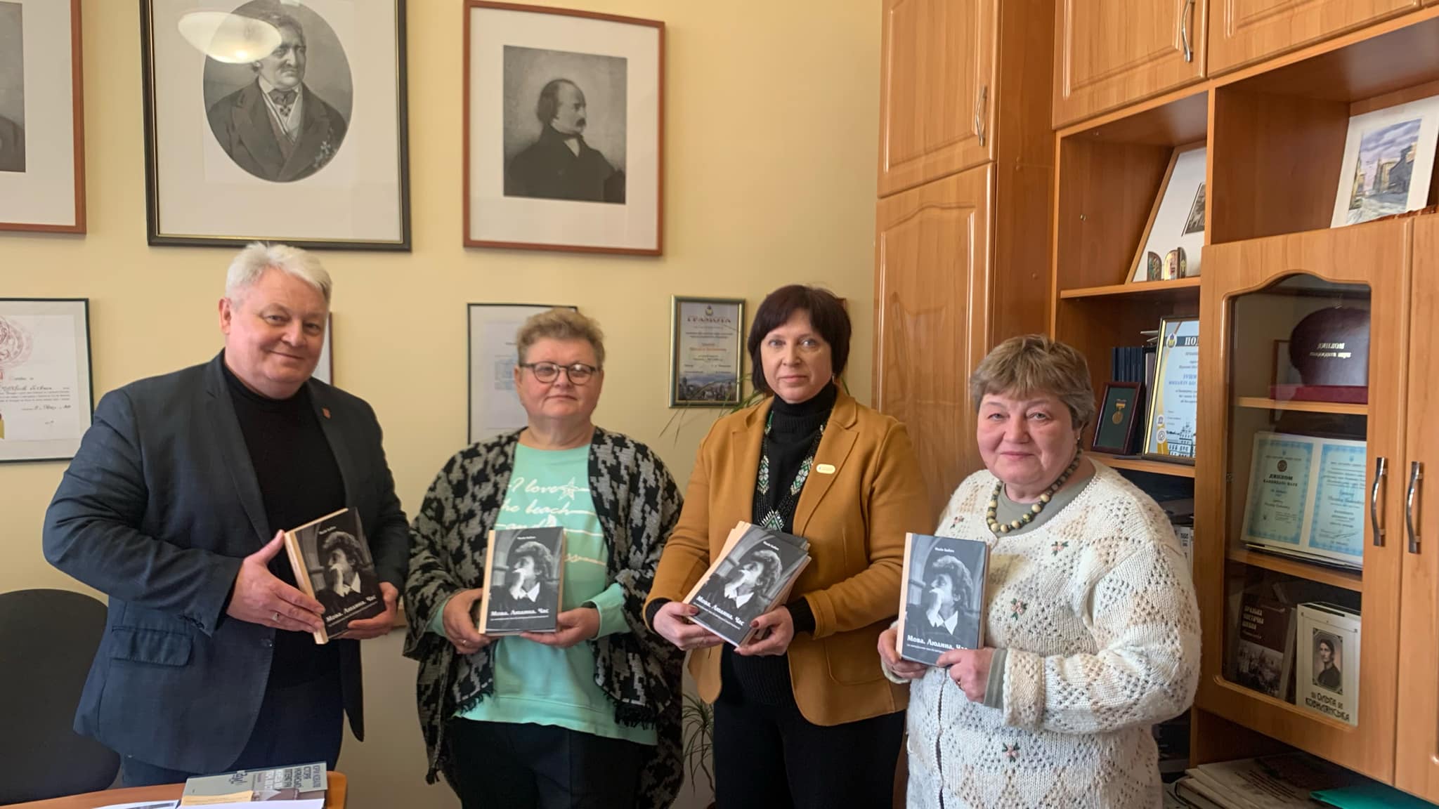 "Мова. Людина. Час.": Наукова бібліотека отримала цінні подарунки