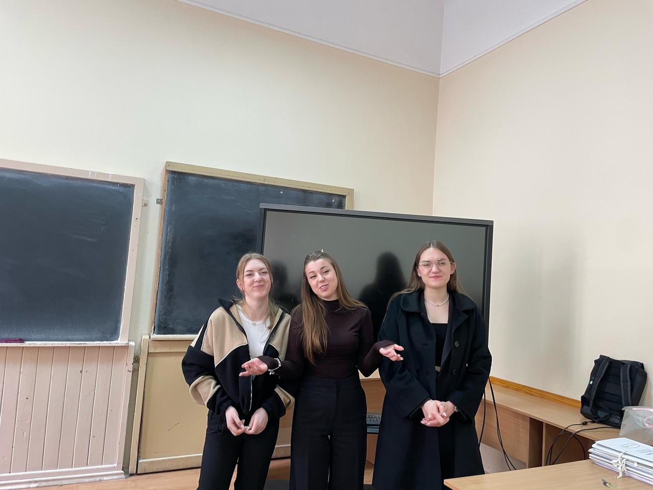 Три подружки - Ольга Ігнатюк, Ірина Гуш та Ольга Зелез - про практику в Чернівецькому багатопрофільному ліцеї 4