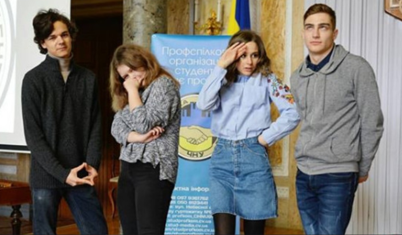 Студенти на гумористично-розважальній грі "Крокодил"