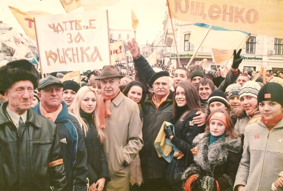 2004 р. Професор Олег Панчук та ректор Микола Ткач – у колі студентів на Помаранчевому майдані
