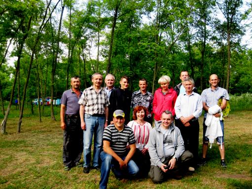 Фото 2: науковці кафедри з бджолярами на пасіці