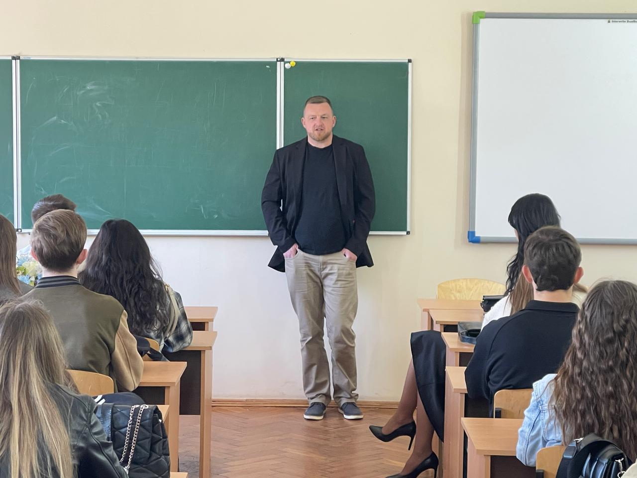 Сергій Фурса провів лекцію для студентів ЧНУ про фінансову стратегію в умовах нестабільності