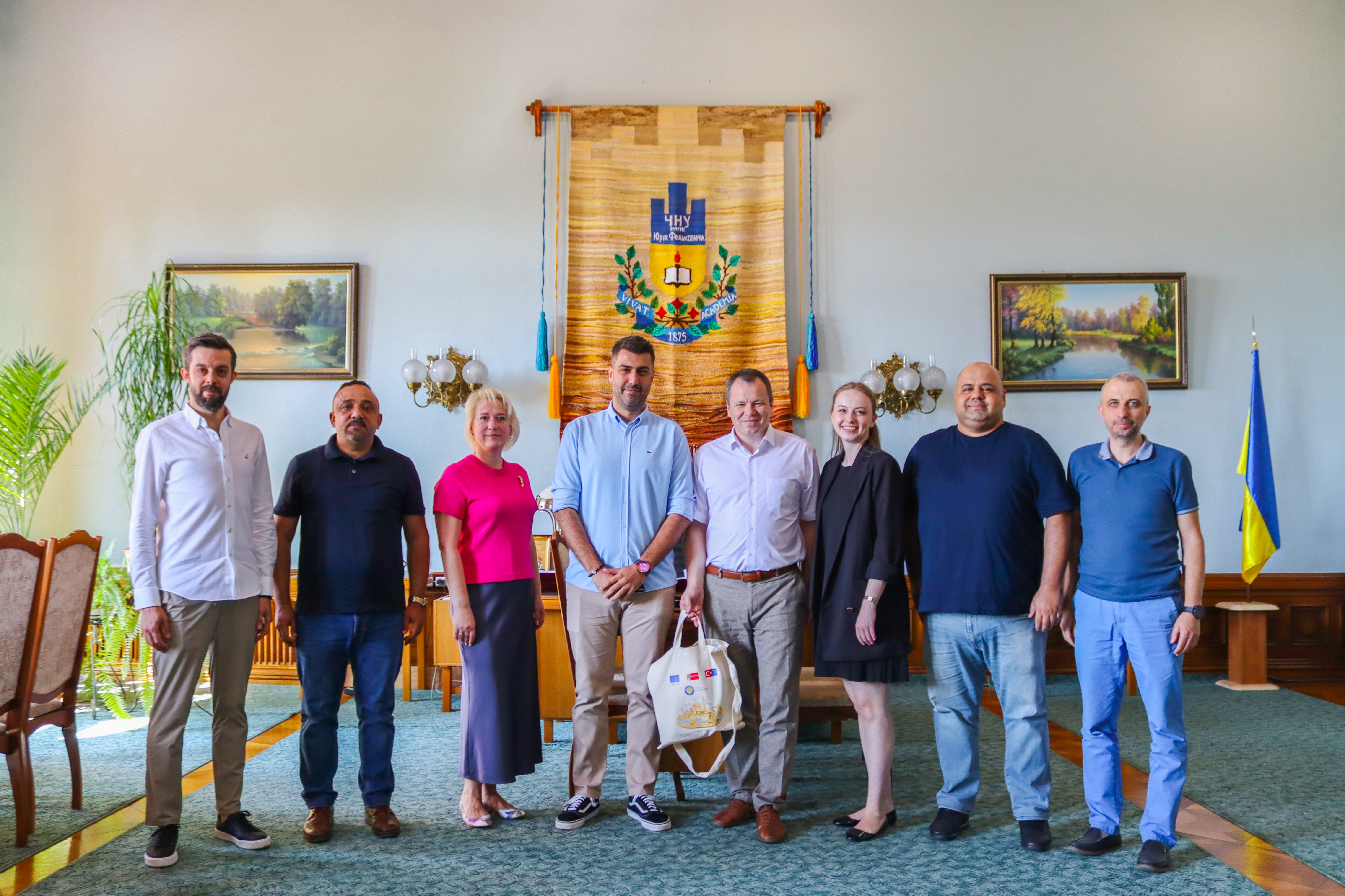 Посилення академічного партнерства: зустріч ректора ЧНУ з викладачами економічного факультету Університету Дікл