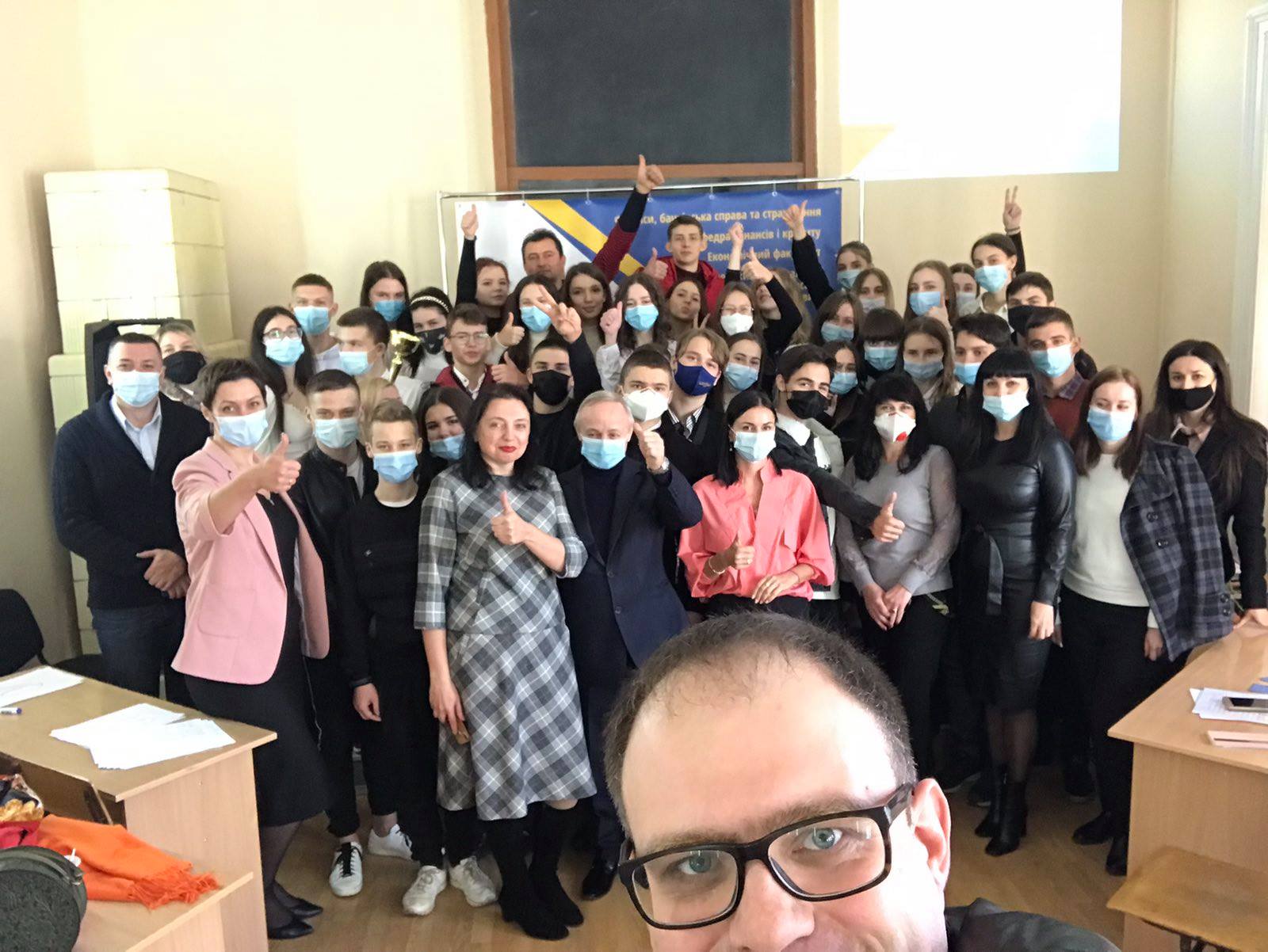 Вперше учні шкіл та коледжів Чернівців взяли участь у турнірі “Фінансова грамотність – запорука успіху”