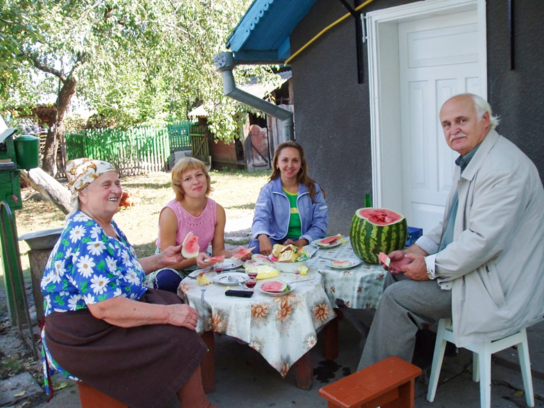 2006 р. У рідній Дністрівці, в сестри Ніни Василівни Веселої,  зі своєю аспіранткою Юлією Сеті та Тетяною Мороз,  аспіранткою Людмили Олександрівни Ткач