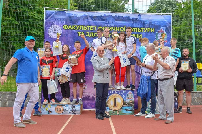 Захід відбувся за участі 18 шкіл Чернівецької області, а в ролі волонтерів були студенти нашої спеціальності “Середня освіта (фізична культура)”. Під час свята школярі змагалися в цікавих естафетах, взяли участь в масовому танцювальному флешмобі та отримали нових друзів.