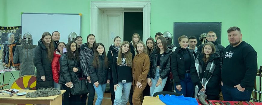 Студенти кафедри фінансів і кредиту відвідали виставку військової України, що проходить на економічному факультеті в рамках проєкту «Культурно-мистецький простір студента»