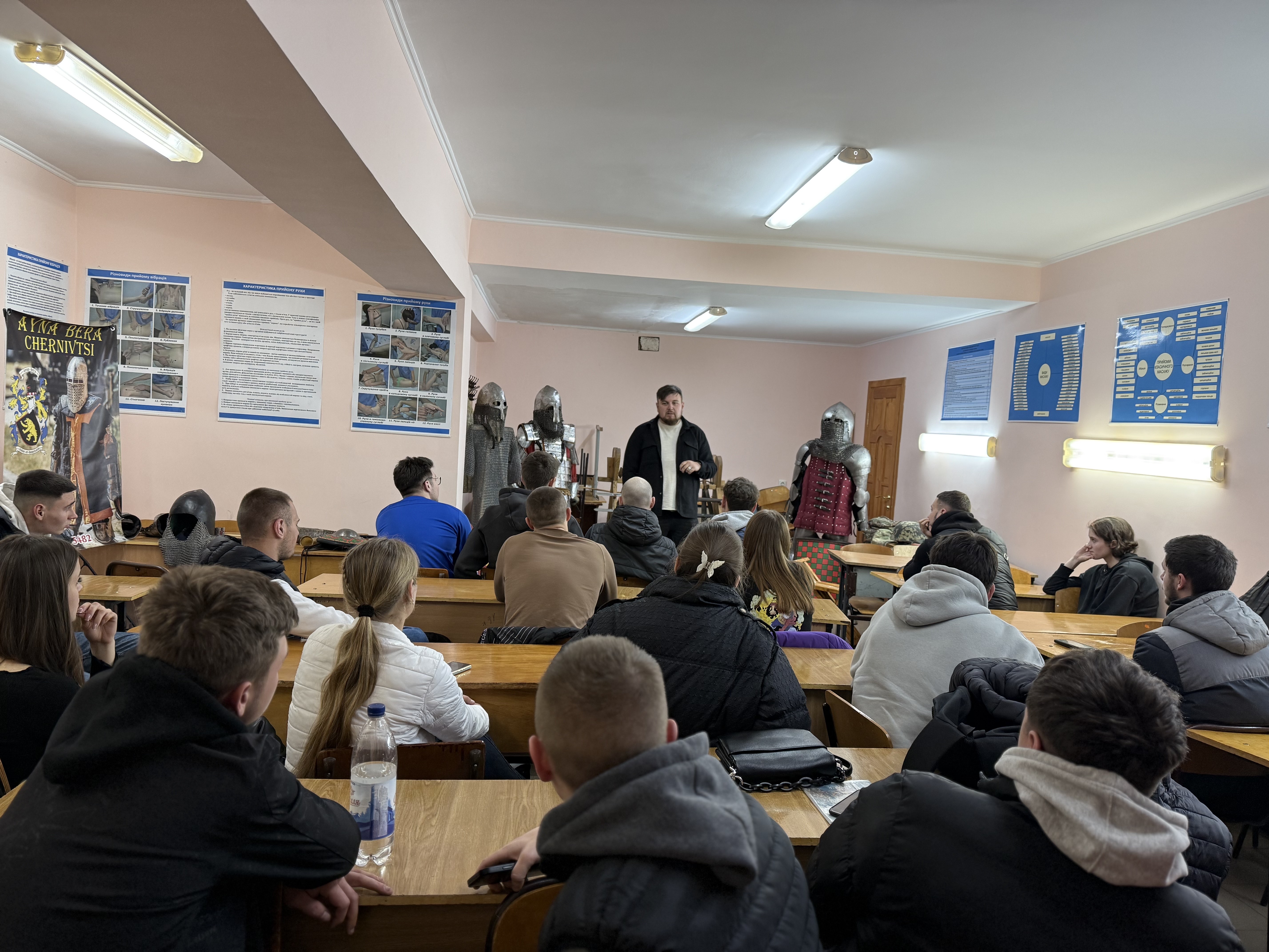 Студенти спеціальності 014.11 Середня освіта (фізична культура) слухають лекції чемпіона світу з середньовічного бою