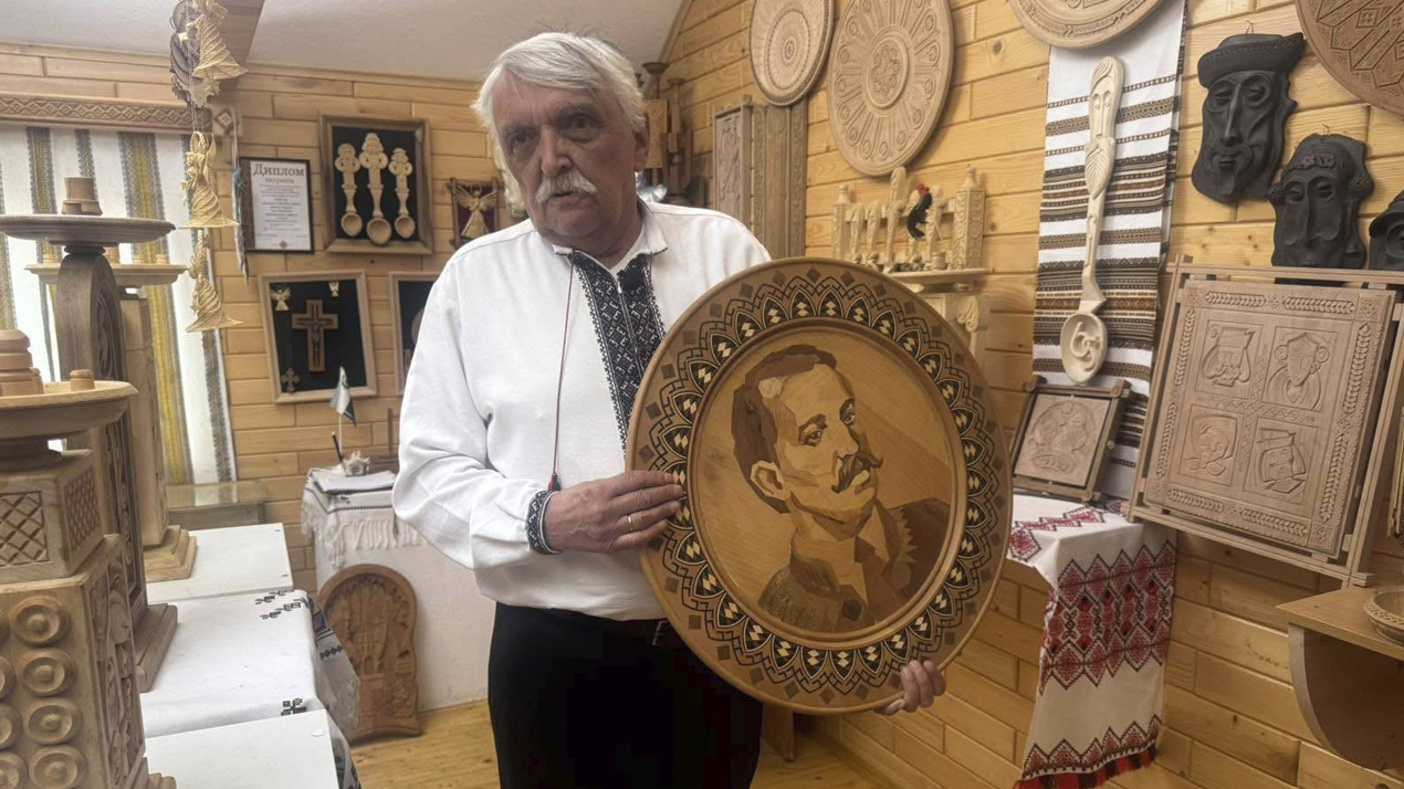 Викладача кафедри декоративно-прикладного та образотворчого мистецтва відзначено державною стипендією