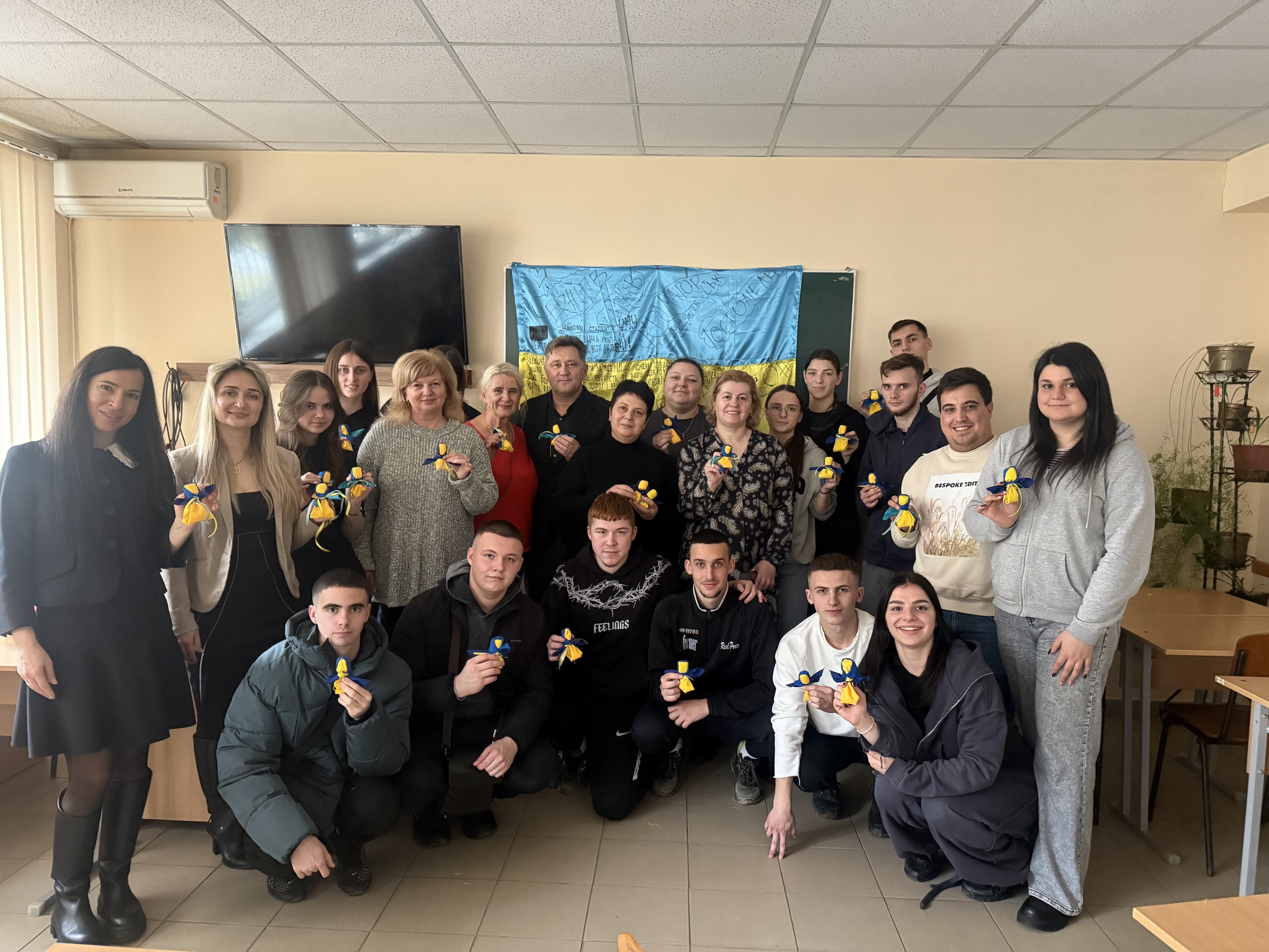 Майстер-клас добра: студенти ФФКСР зробили мотанки для воїнів